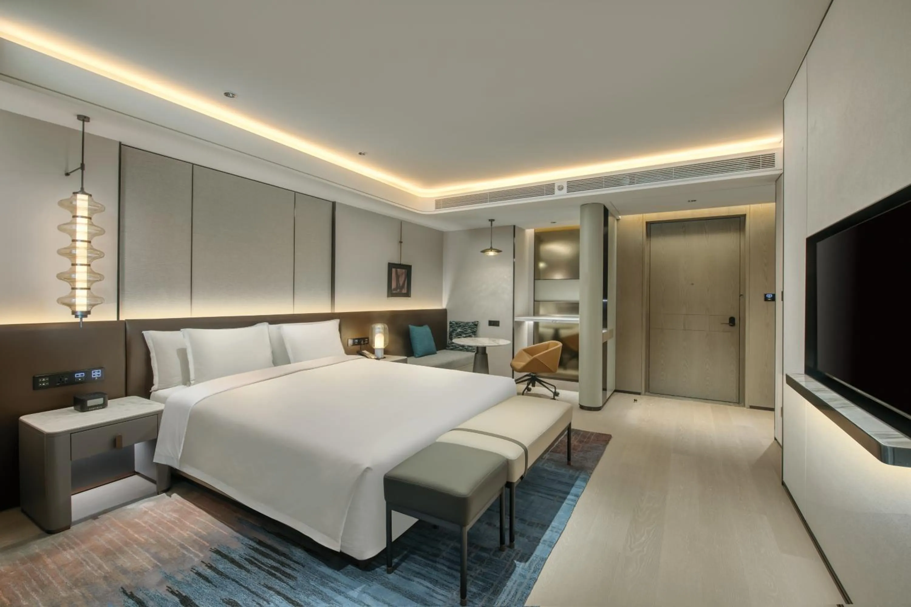 Photo of the whole room, Bed in Crowne Plaza Xi'an Weiyang by IHG