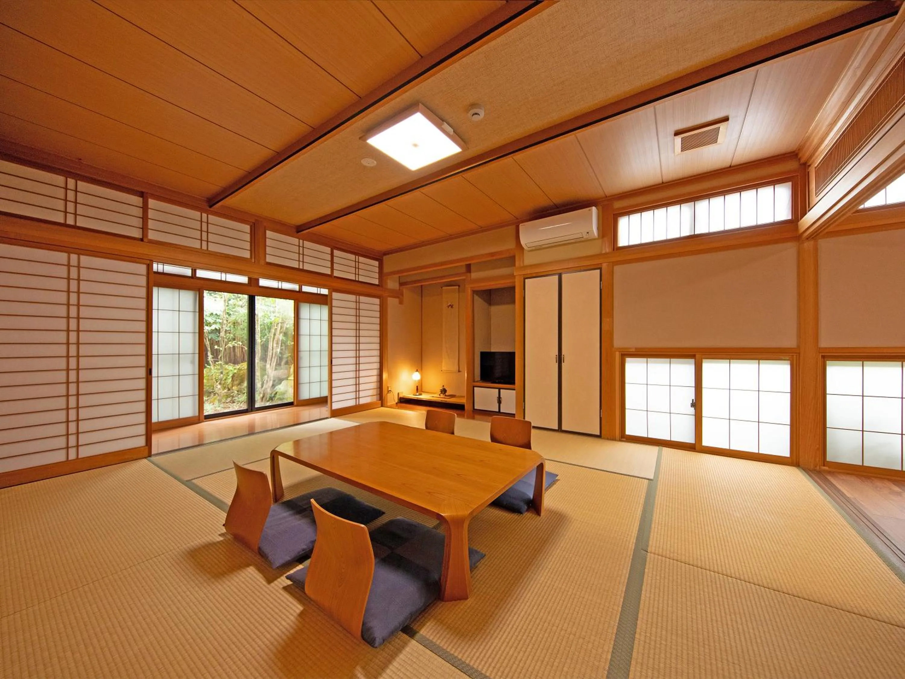 Photo of the whole room in Yufuin Onsen Ryokan Hananomai
