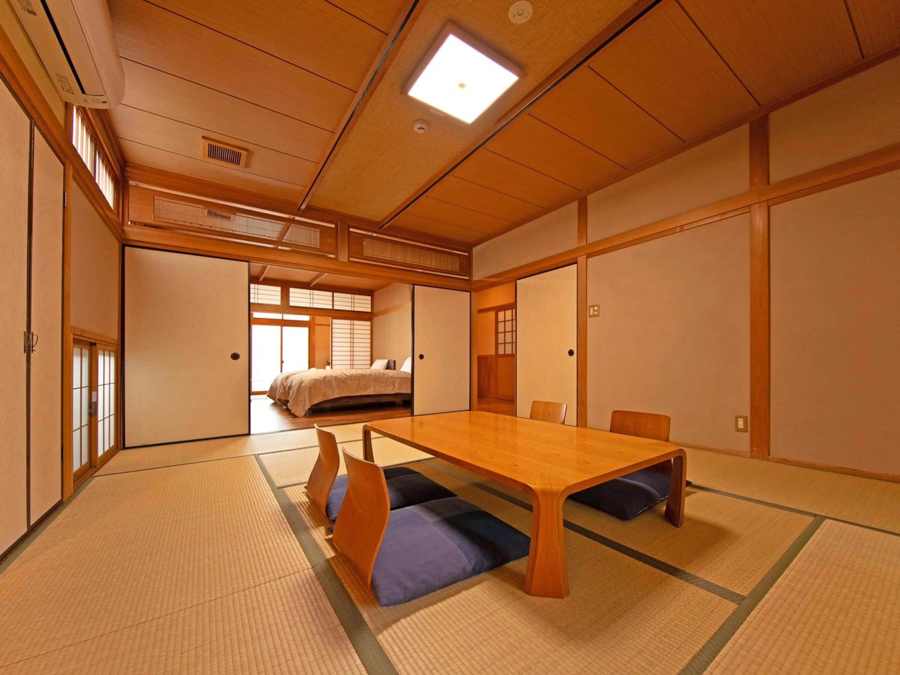 Photo of the whole room in Yufuin Onsen Ryokan Hananomai