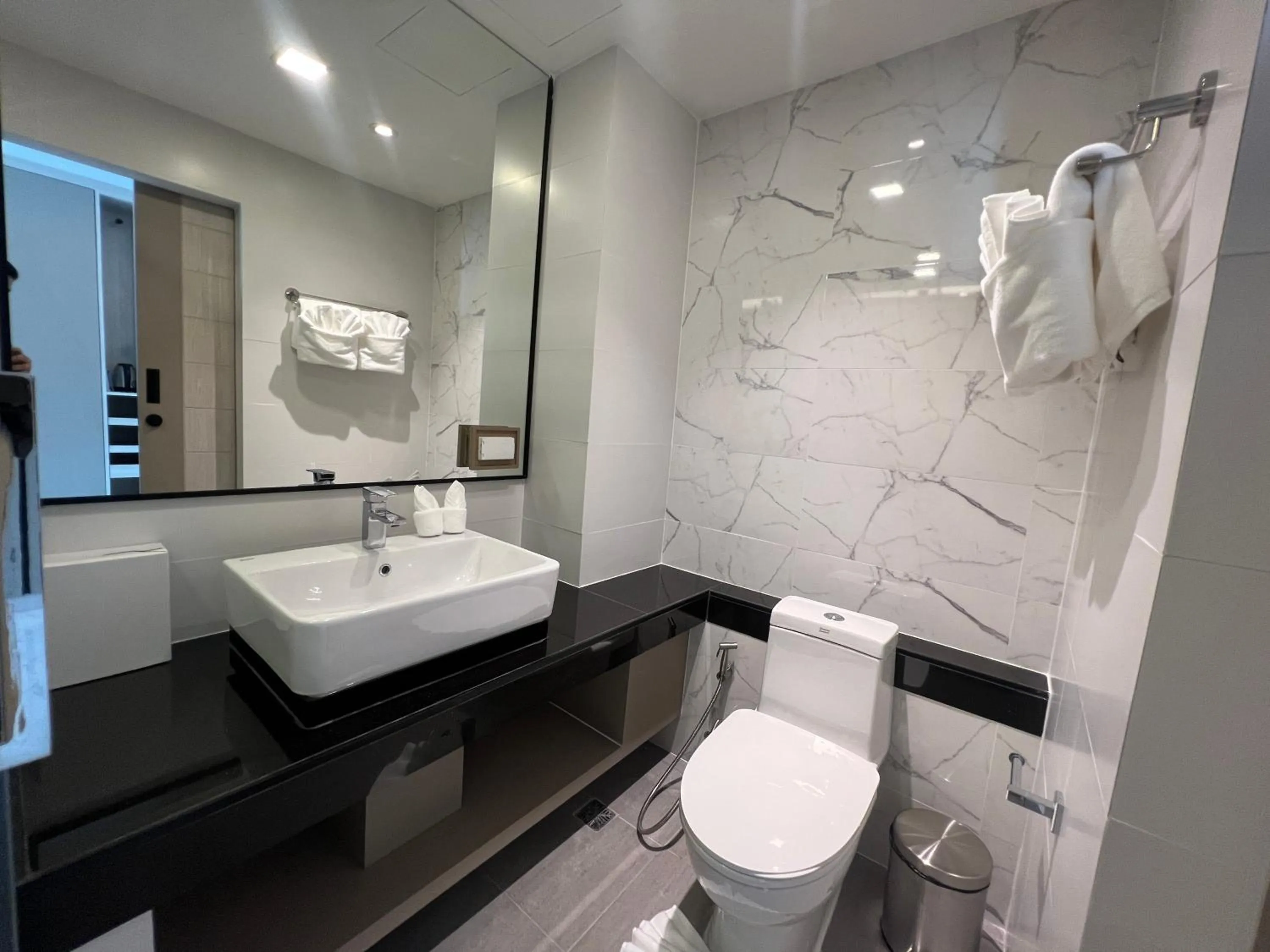 Toilet in ARNI Skye Hotel