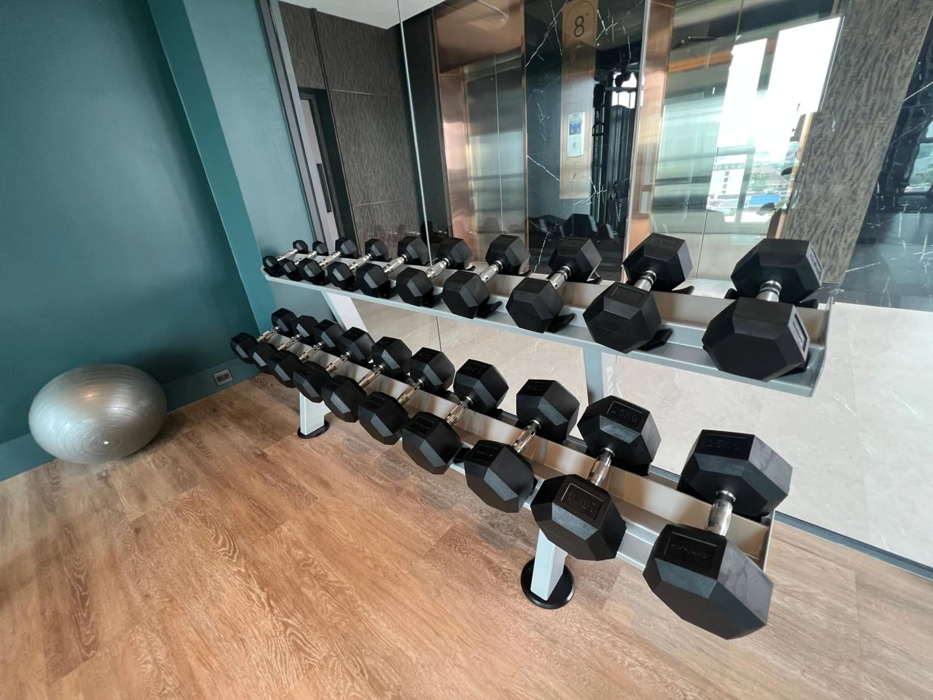 Fitness centre/facilities in ARNI Skye Hotel