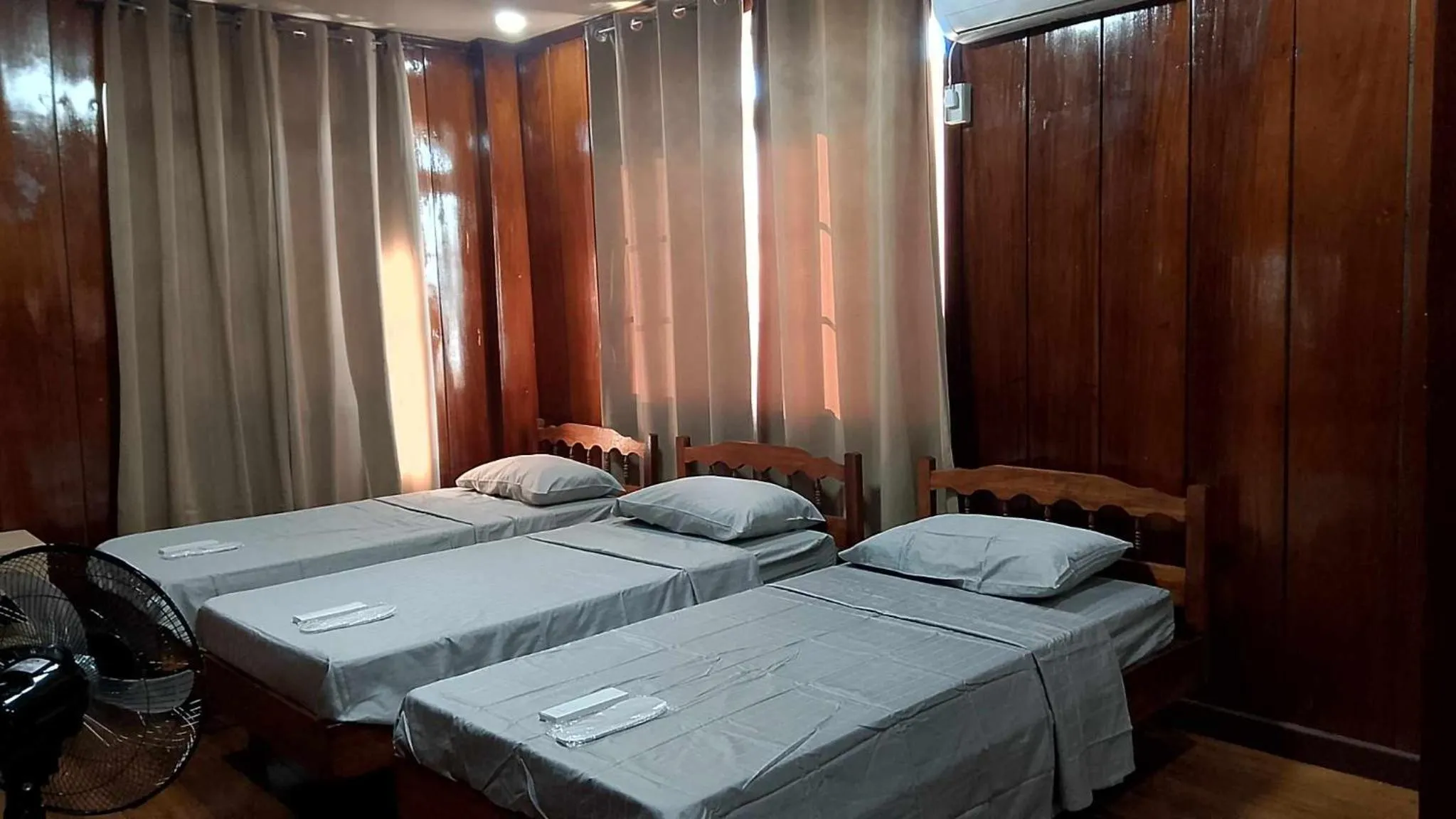 Bed in Topaz Bed & Breakfast Hotel