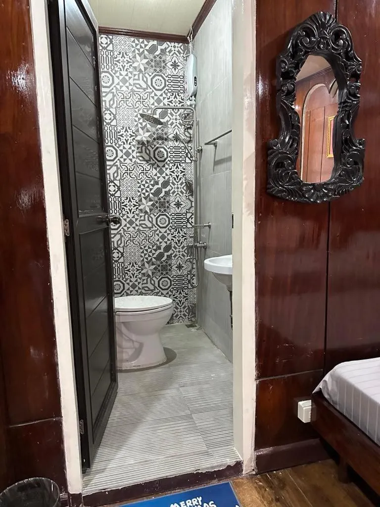 Shower in Topaz Bed & Breakfast Hotel