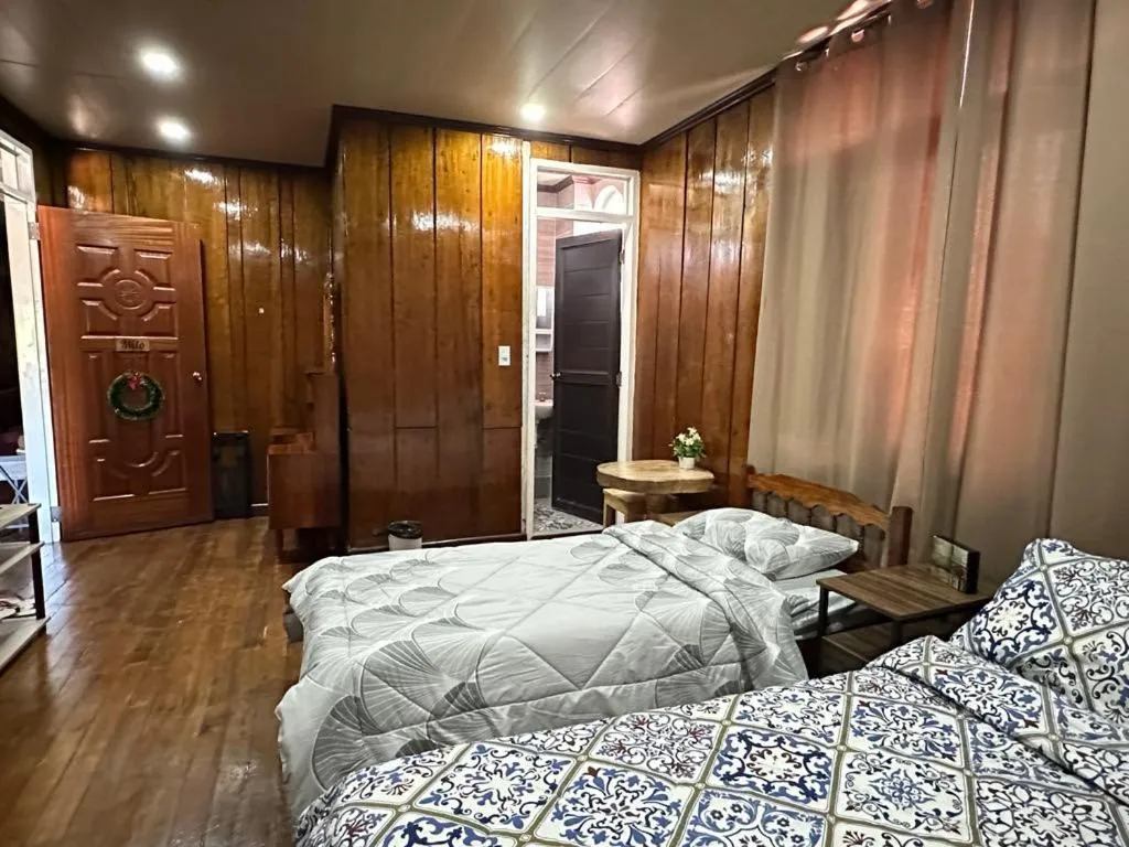 Bathroom, Bed in Topaz Bed & Breakfast Hotel