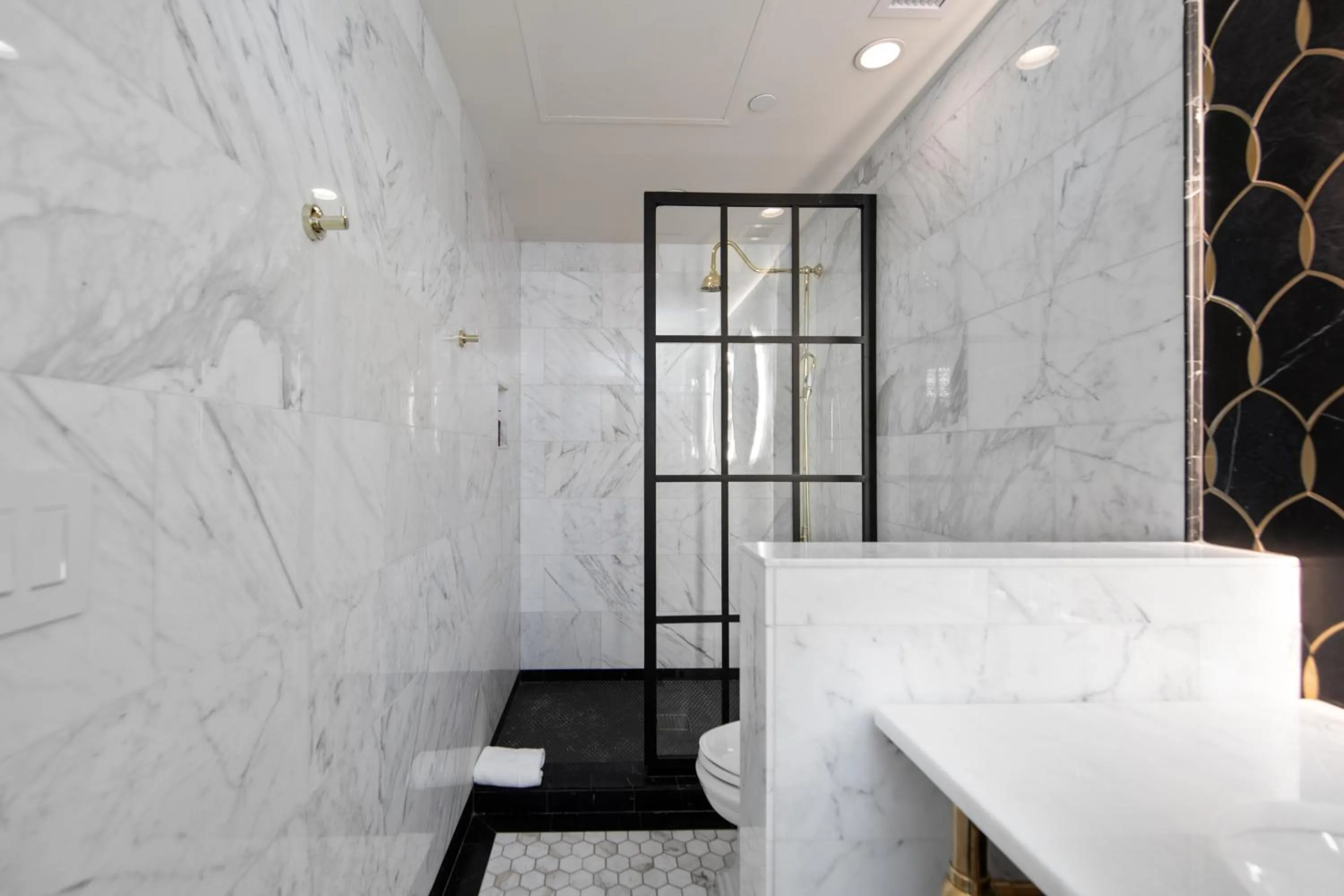 Shower in Fairmount Hotel