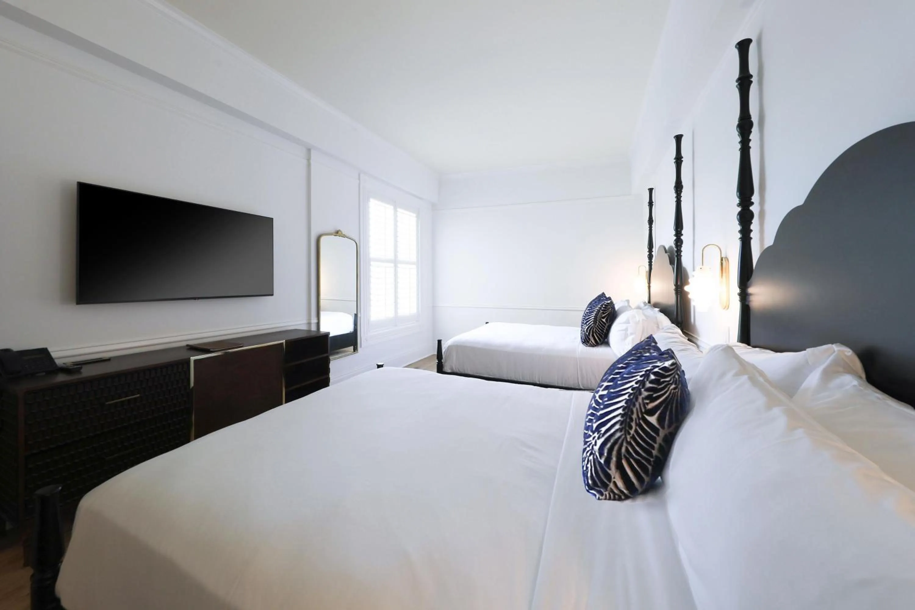 Photo of the whole room, Bed in Fairmount Hotel