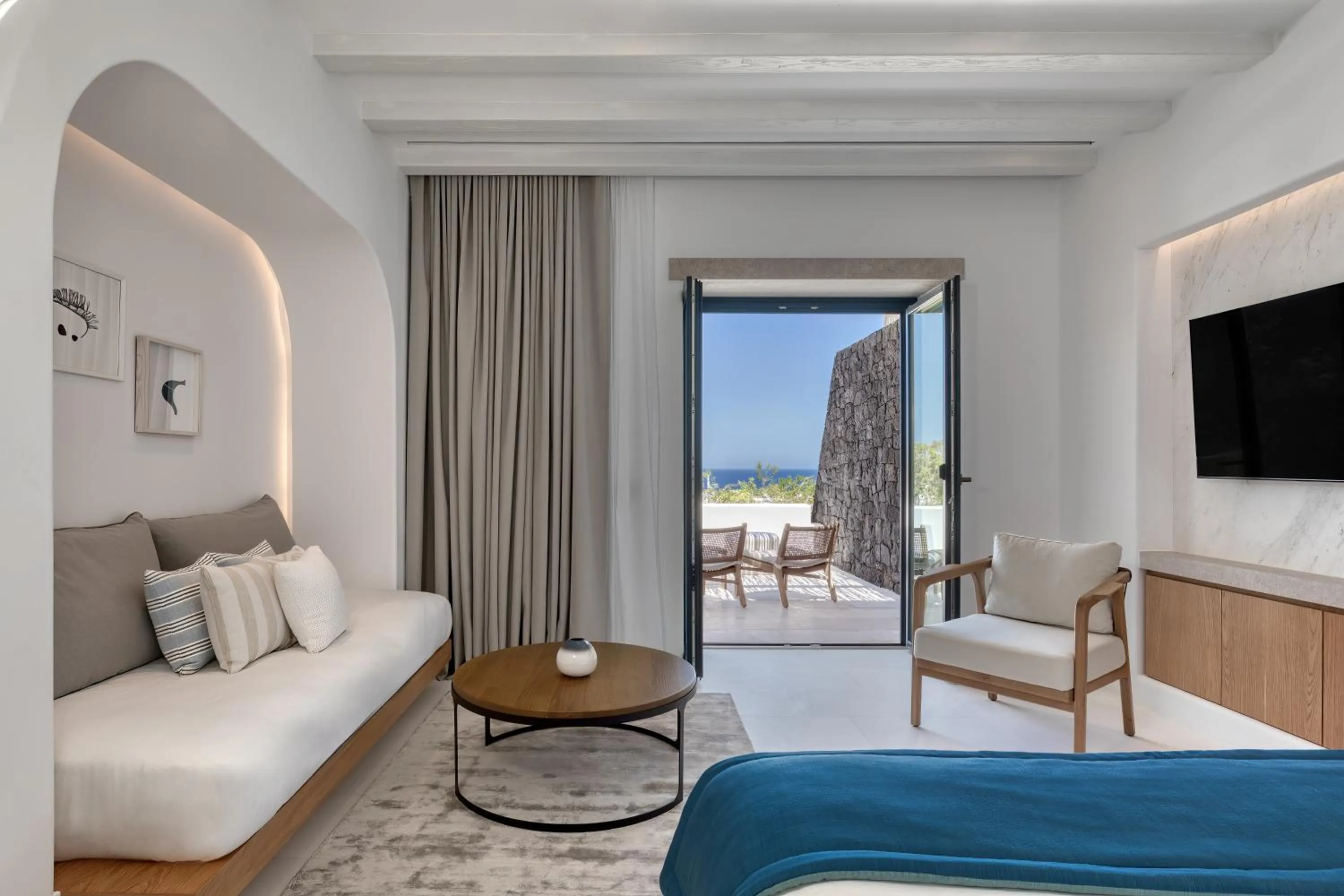 TV and multimedia, Bed in Sandblu Santorini, LXR Hotels & Resorts