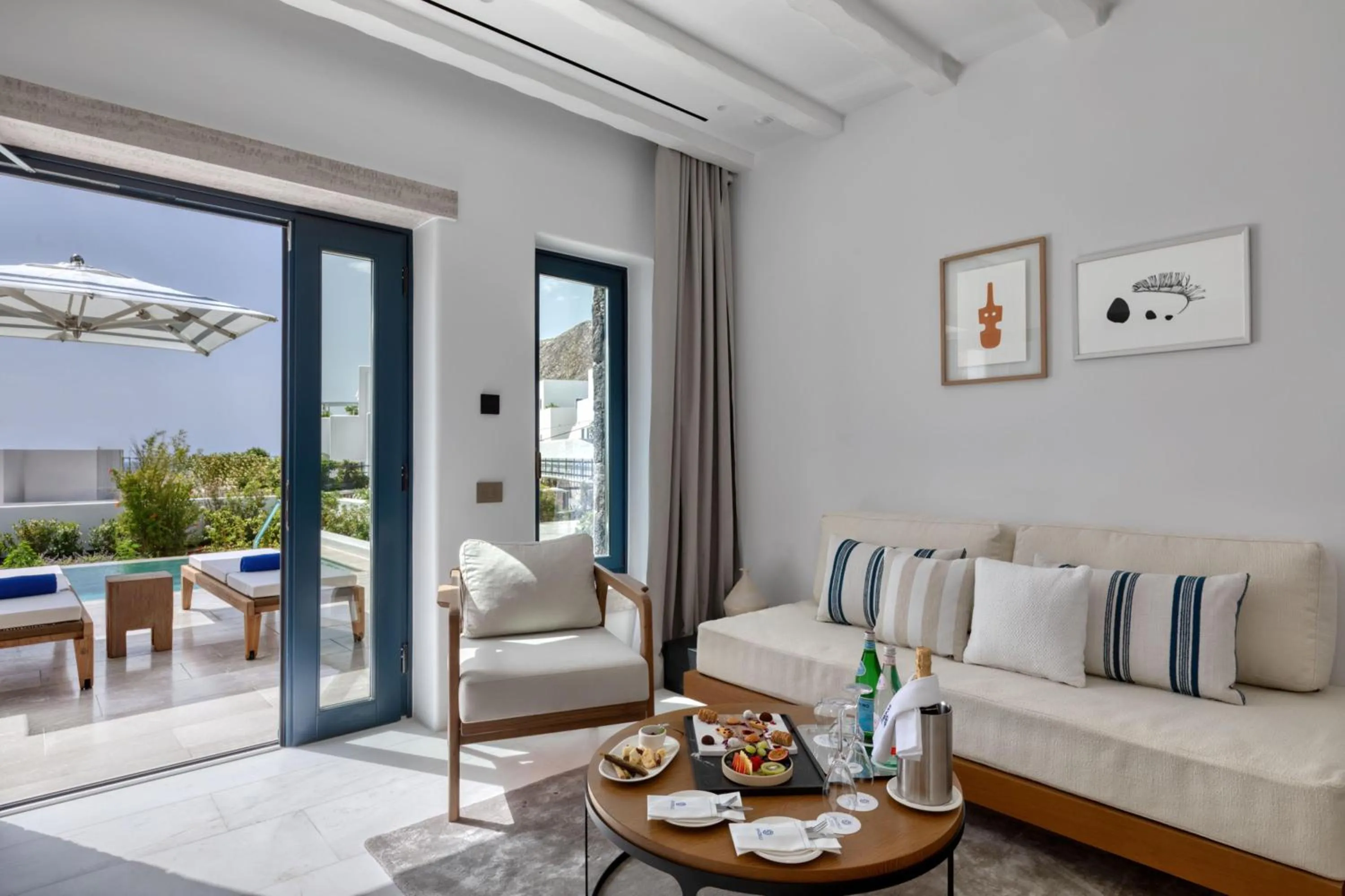 Living room in Sandblu Santorini, LXR Hotels & Resorts