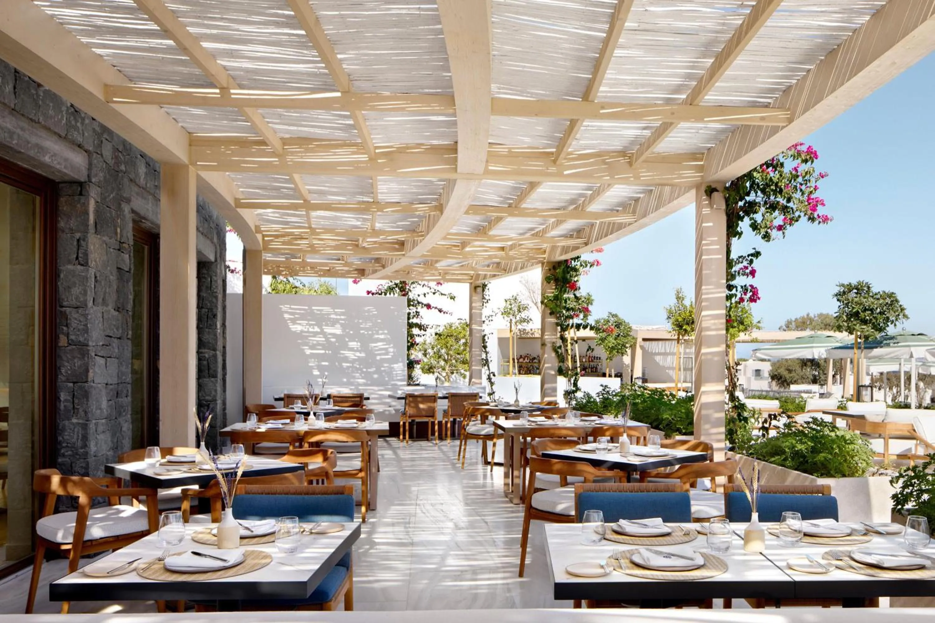 Restaurant/places to eat in Sandblu Santorini, LXR Hotels & Resorts