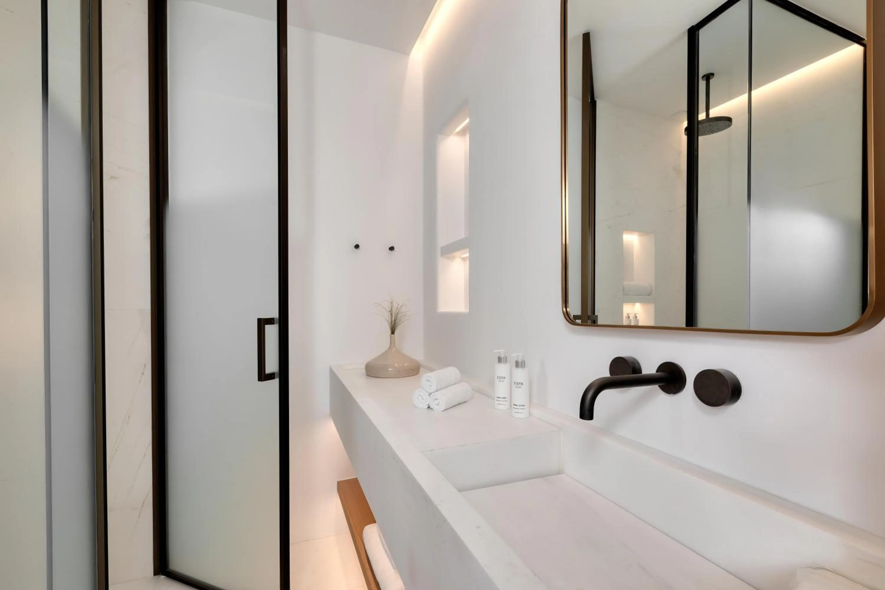 Bathroom in Sandblu Santorini, LXR Hotels & Resorts