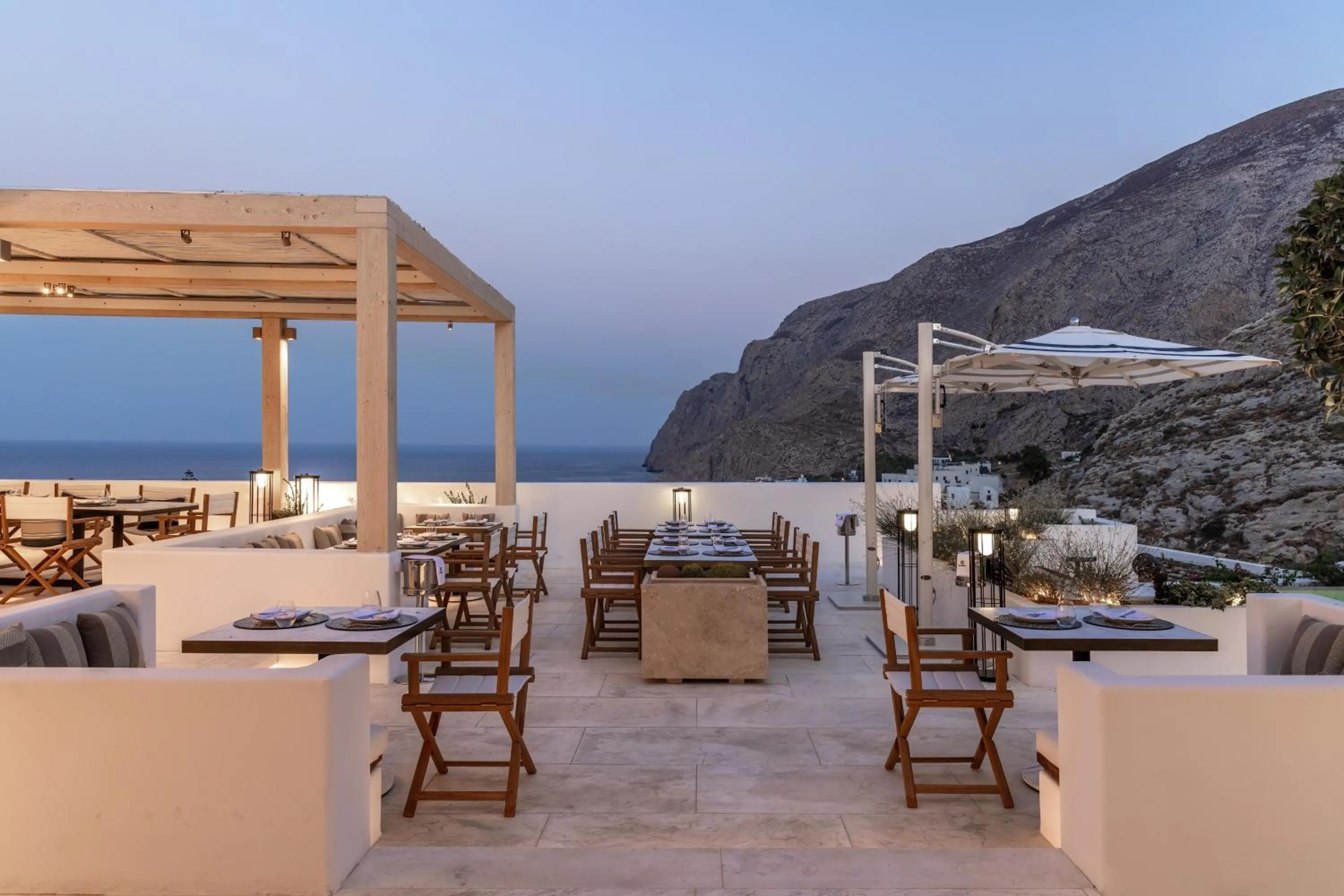 Restaurant/places to eat in Sandblu Santorini, LXR Hotels & Resorts