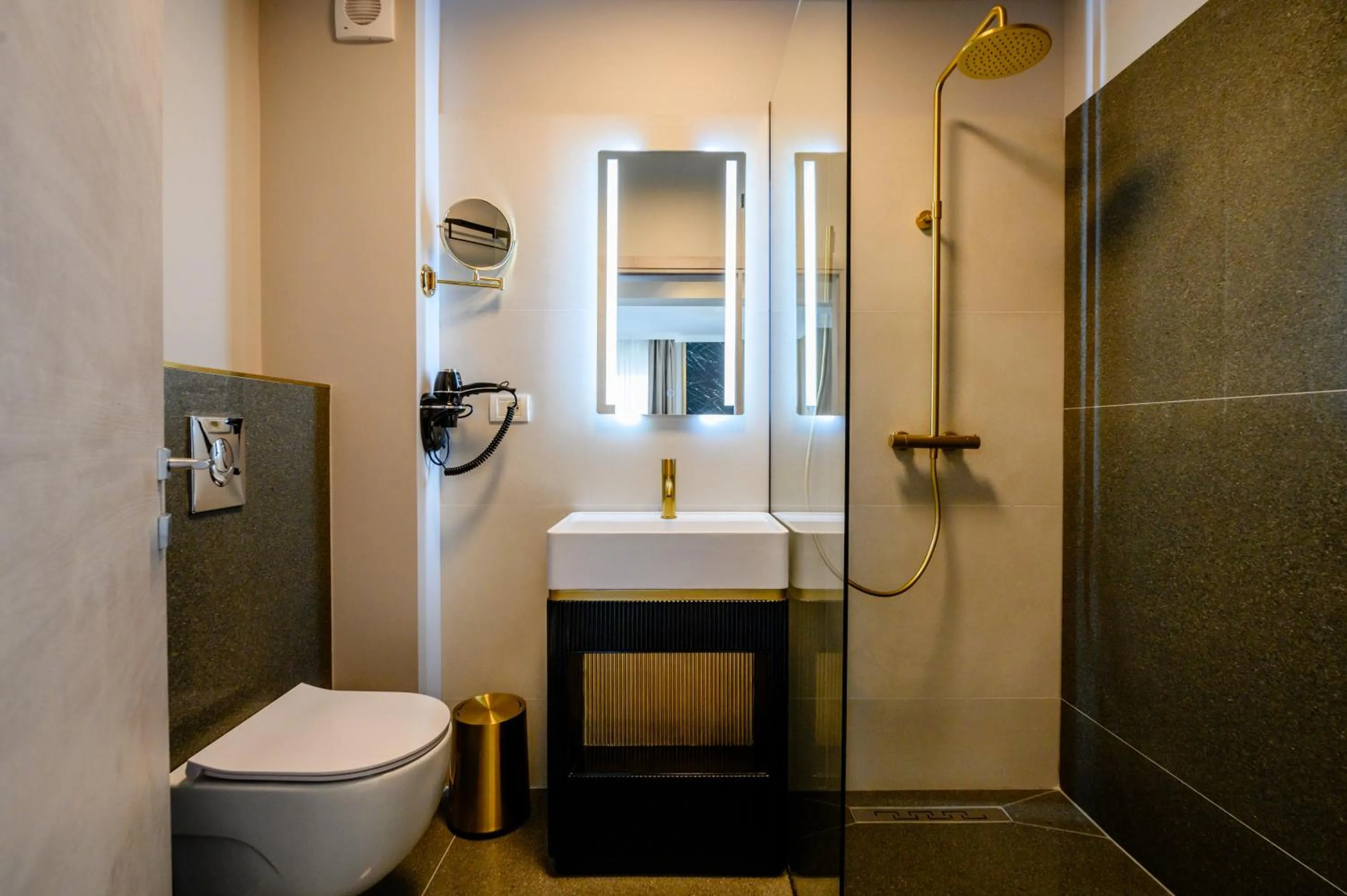 Shower in Elitte Inn & Suites