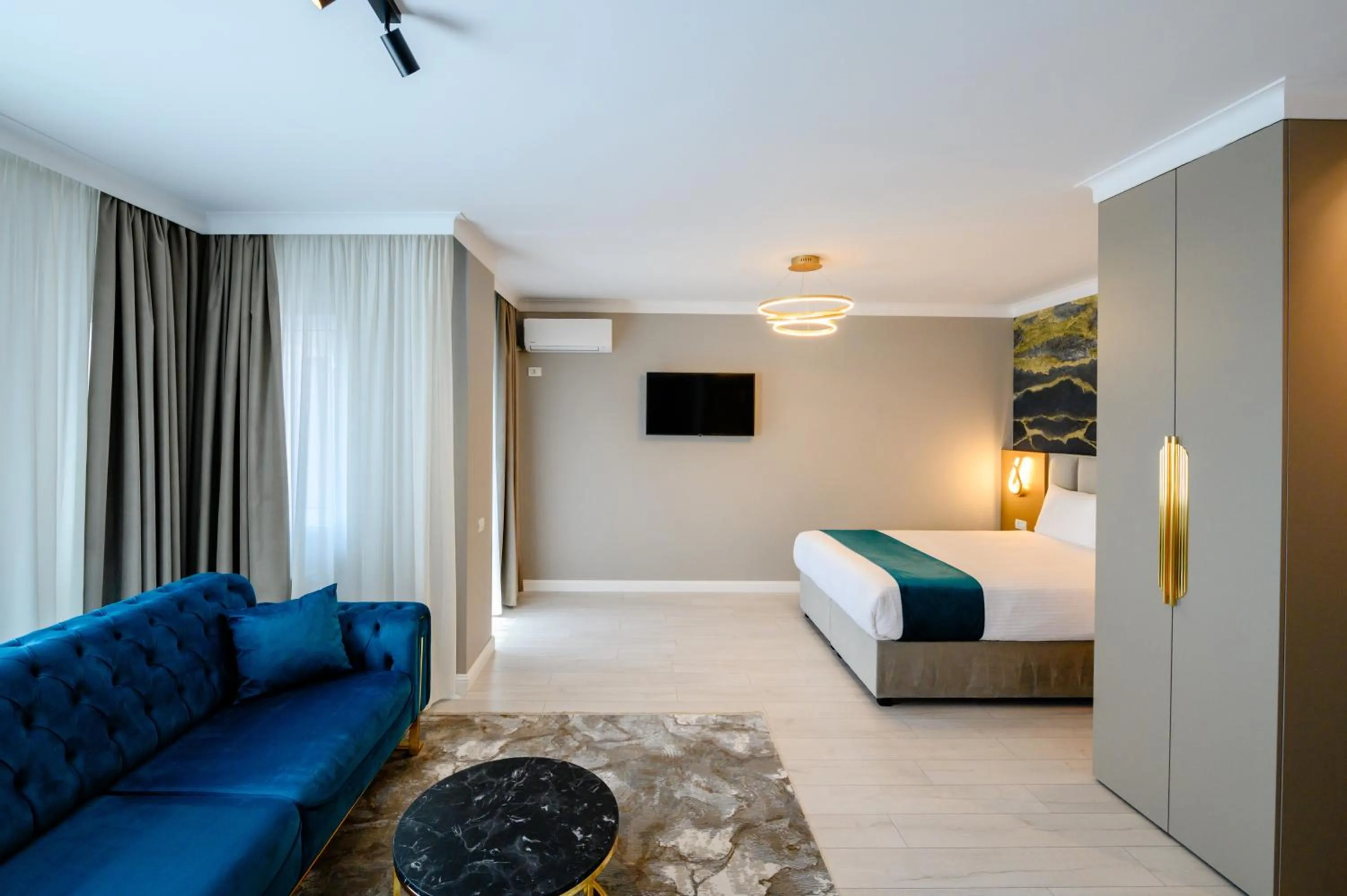 TV and multimedia, Bed in Elitte Inn & Suites