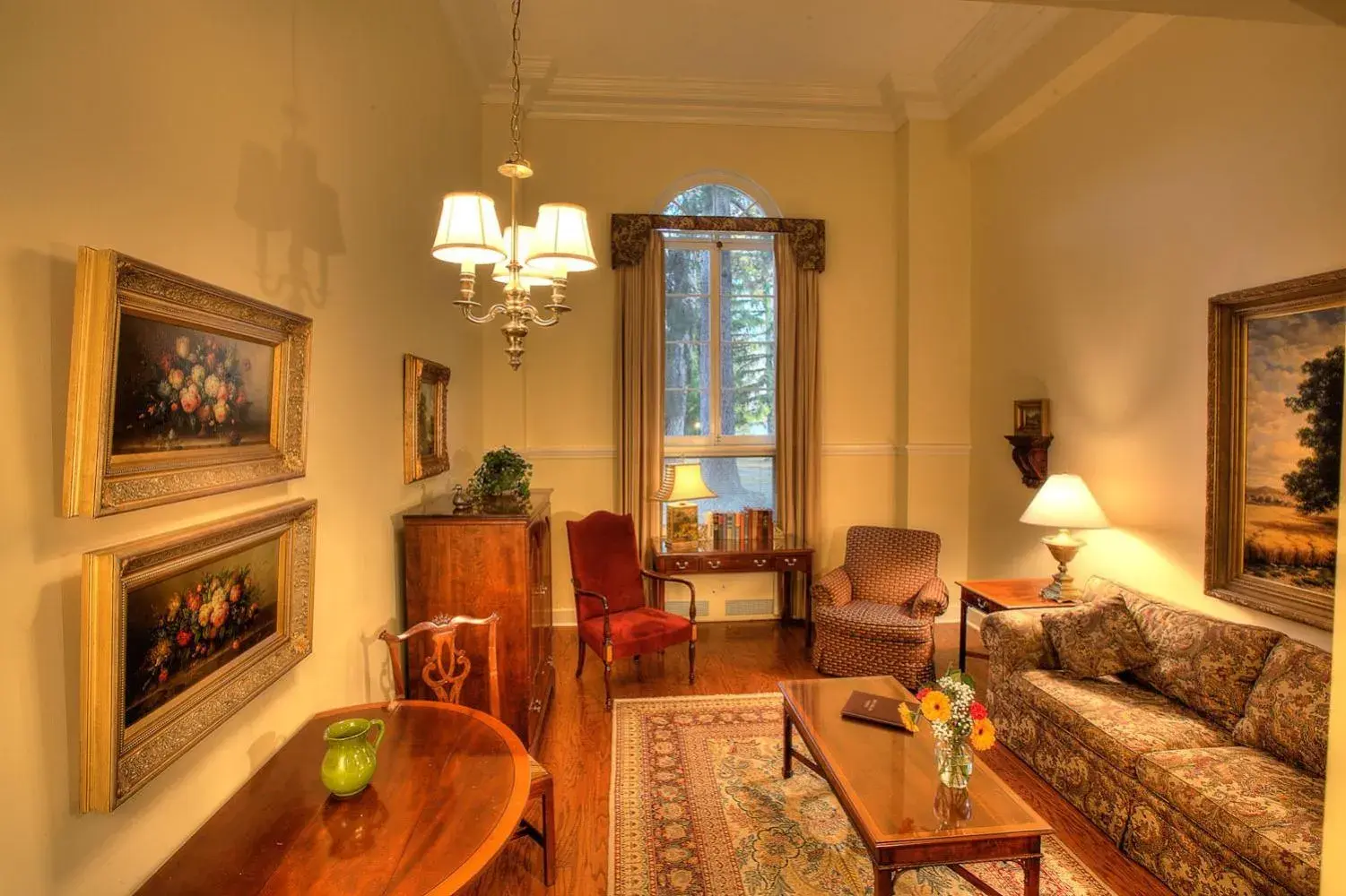 Deluxe One-Bedroom Suite in Geneva On The Lake Boutique Resort Hotel Deluxe One-Bedroom Suite in Geneva On The Lake Boutique Resort Hotel