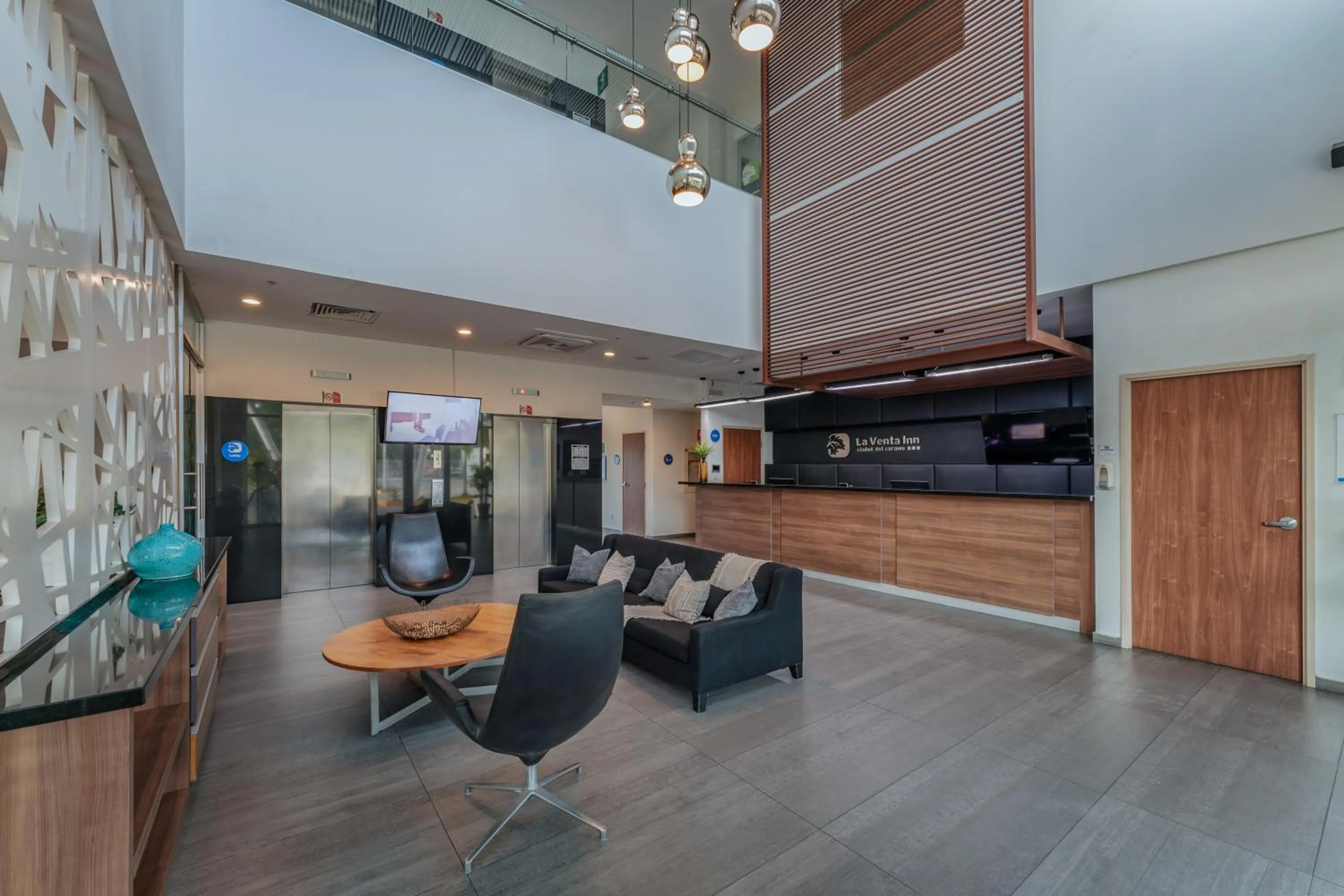 Communal lounge/ TV room in La Venta Inn Ciudad del Carmen