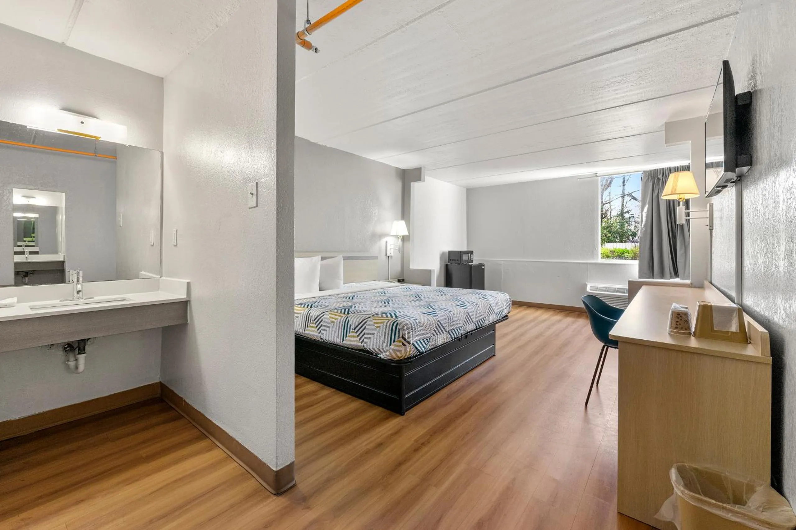 Photo of the whole room, Bed in Motel 6-Decatur, GA