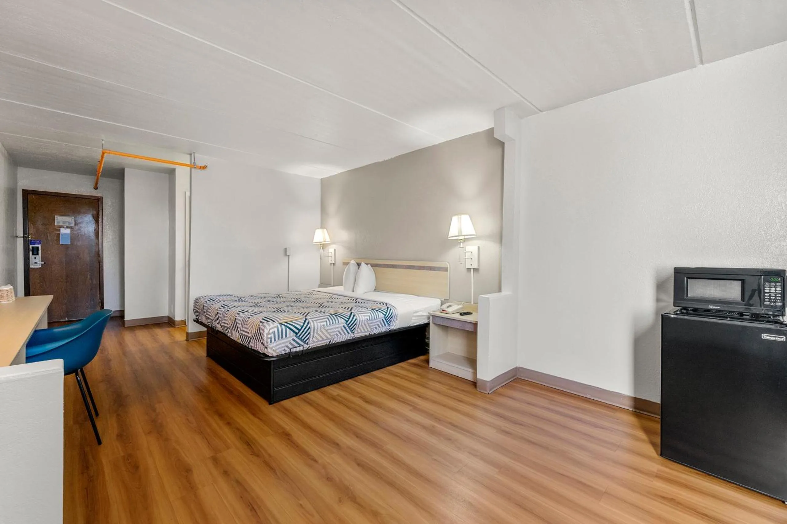 Photo of the whole room, Bed in Motel 6-Decatur, GA