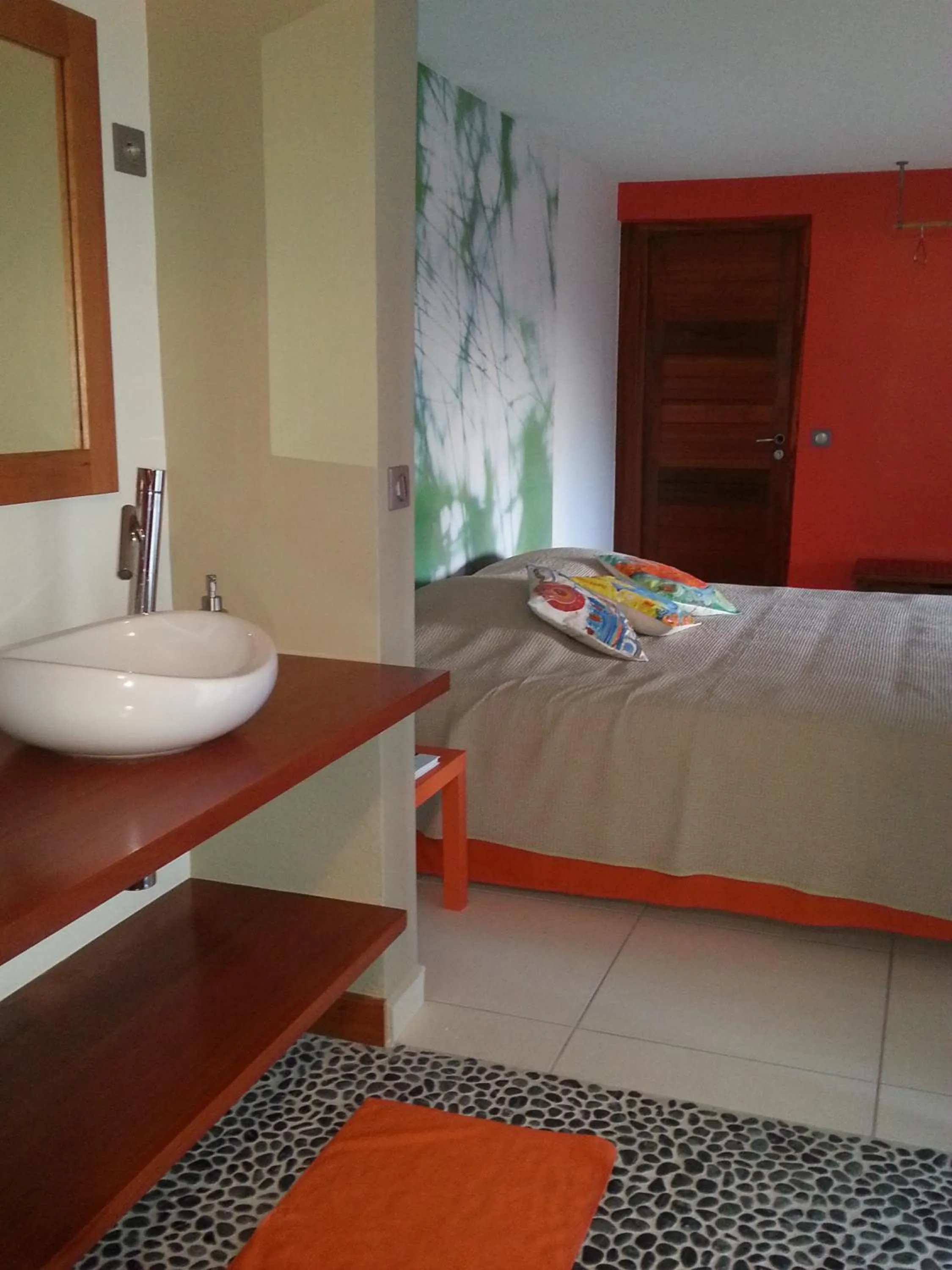 Photo of the whole room in Aluna Ecolodge