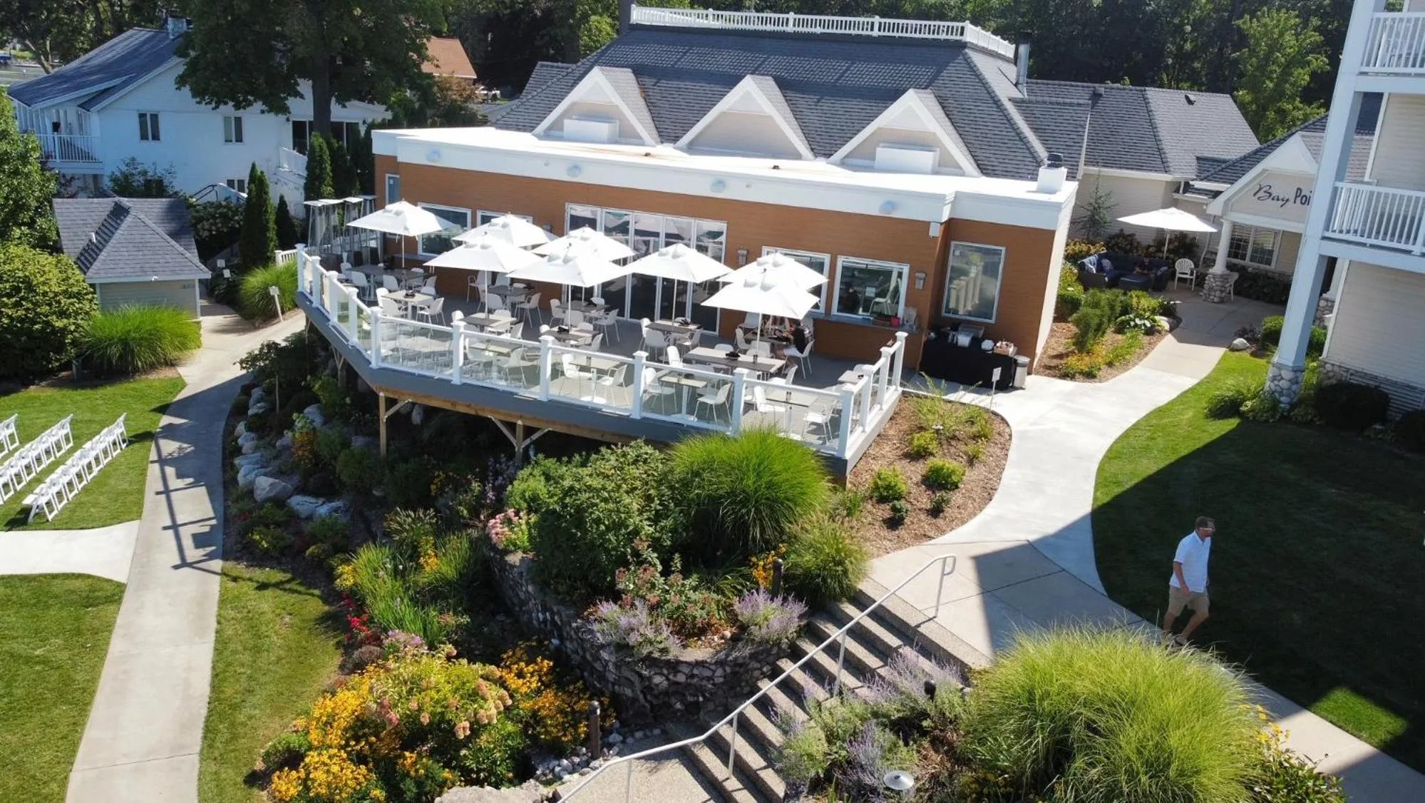 Property building in Bay Pointe Inn