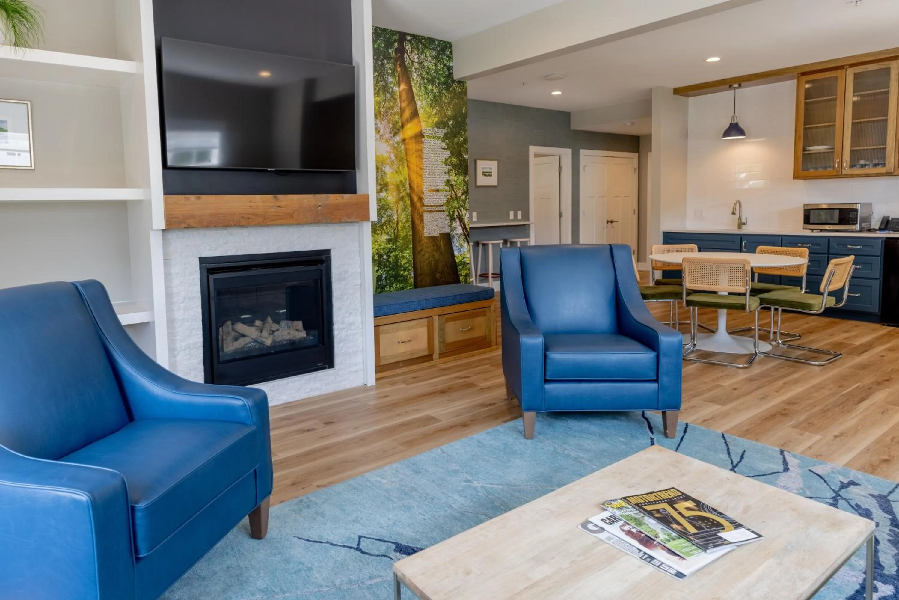 Living room in Bay Pointe Inn