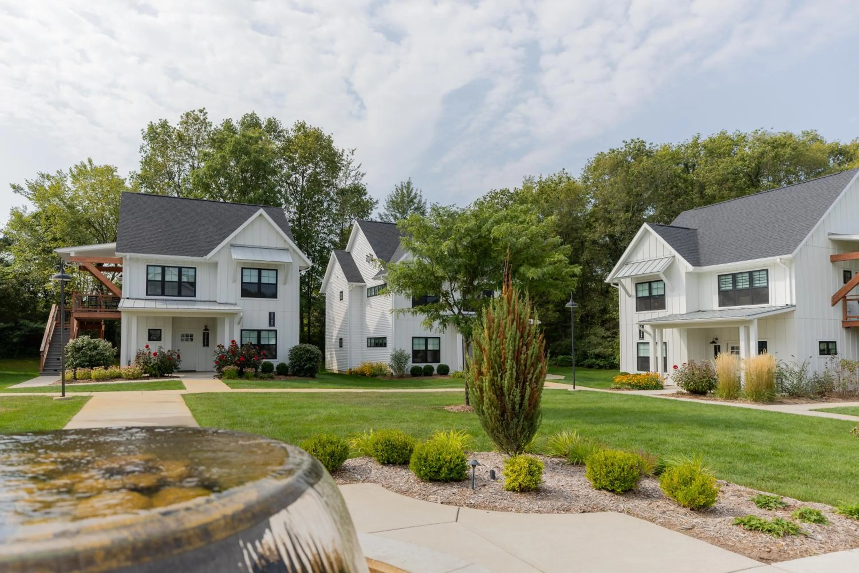 Property building in Bay Pointe Inn