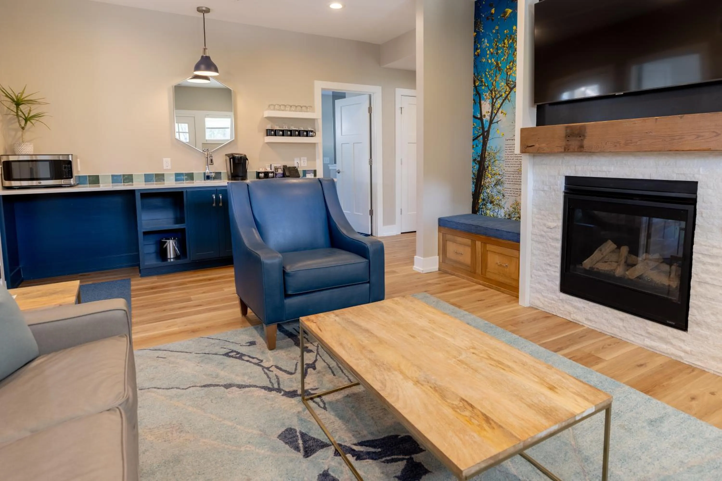 Living room in Bay Pointe Inn