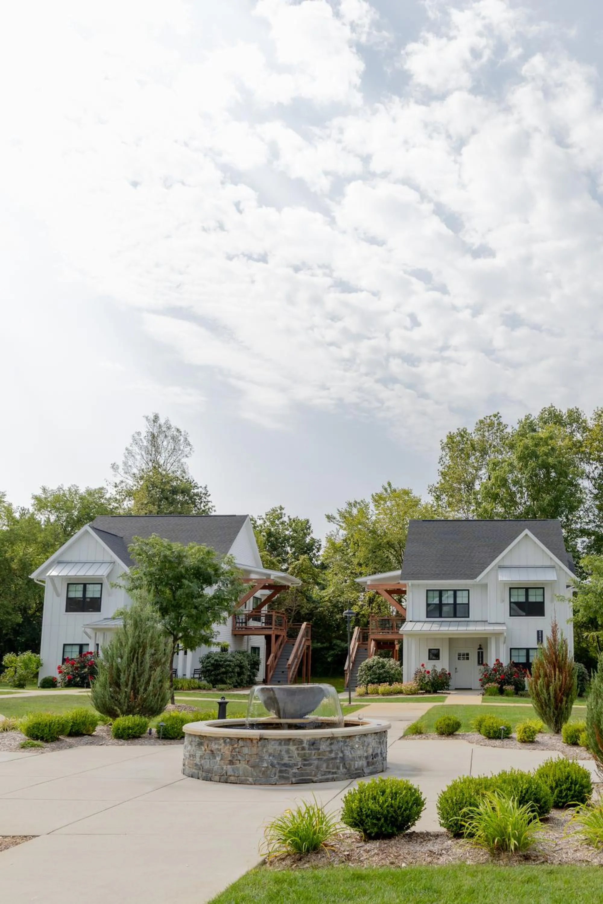 Property building in Bay Pointe Inn