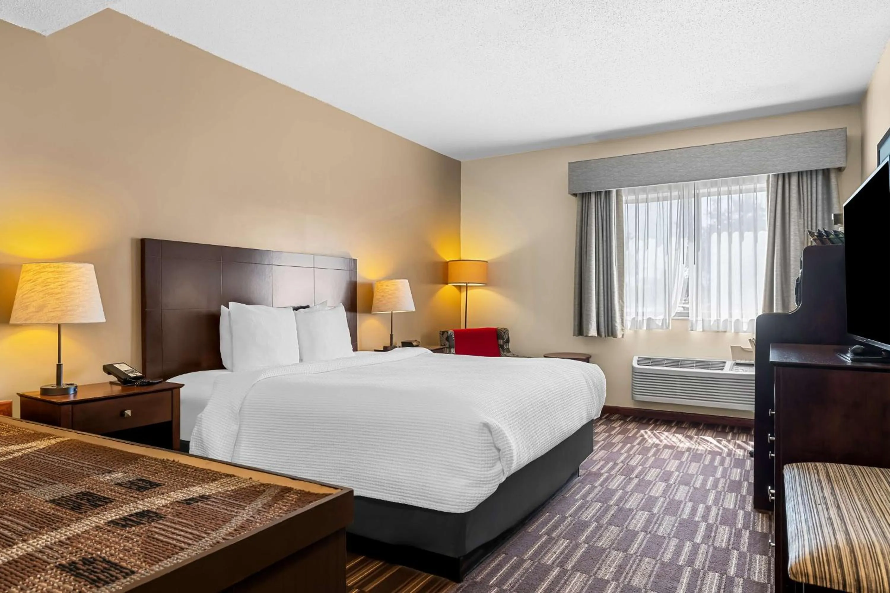 Bedroom, Bed in Best Western University Inn