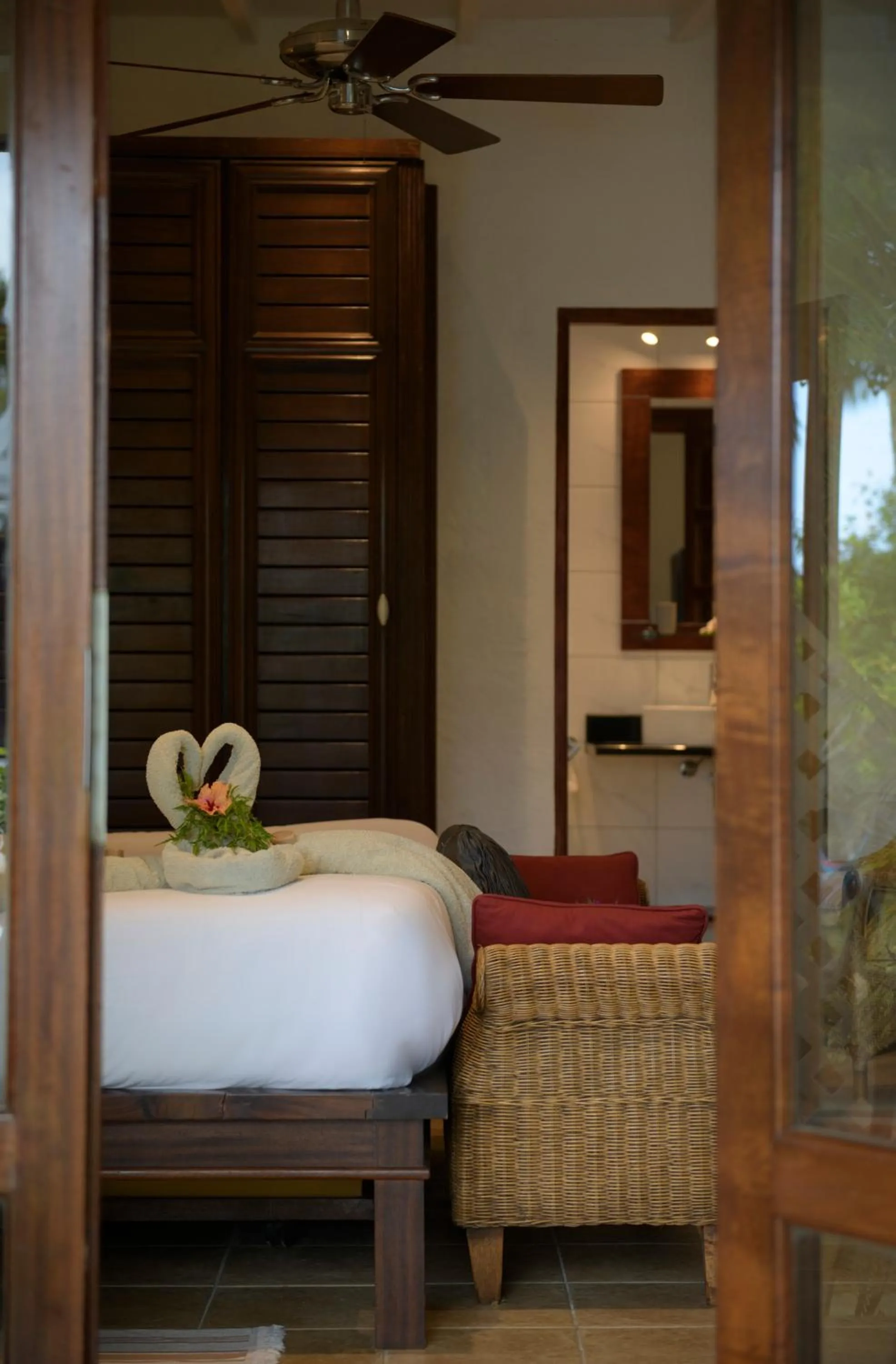 Bathroom, Bed in Auberge d'Anse Boileau & Restaurant Chez Plume