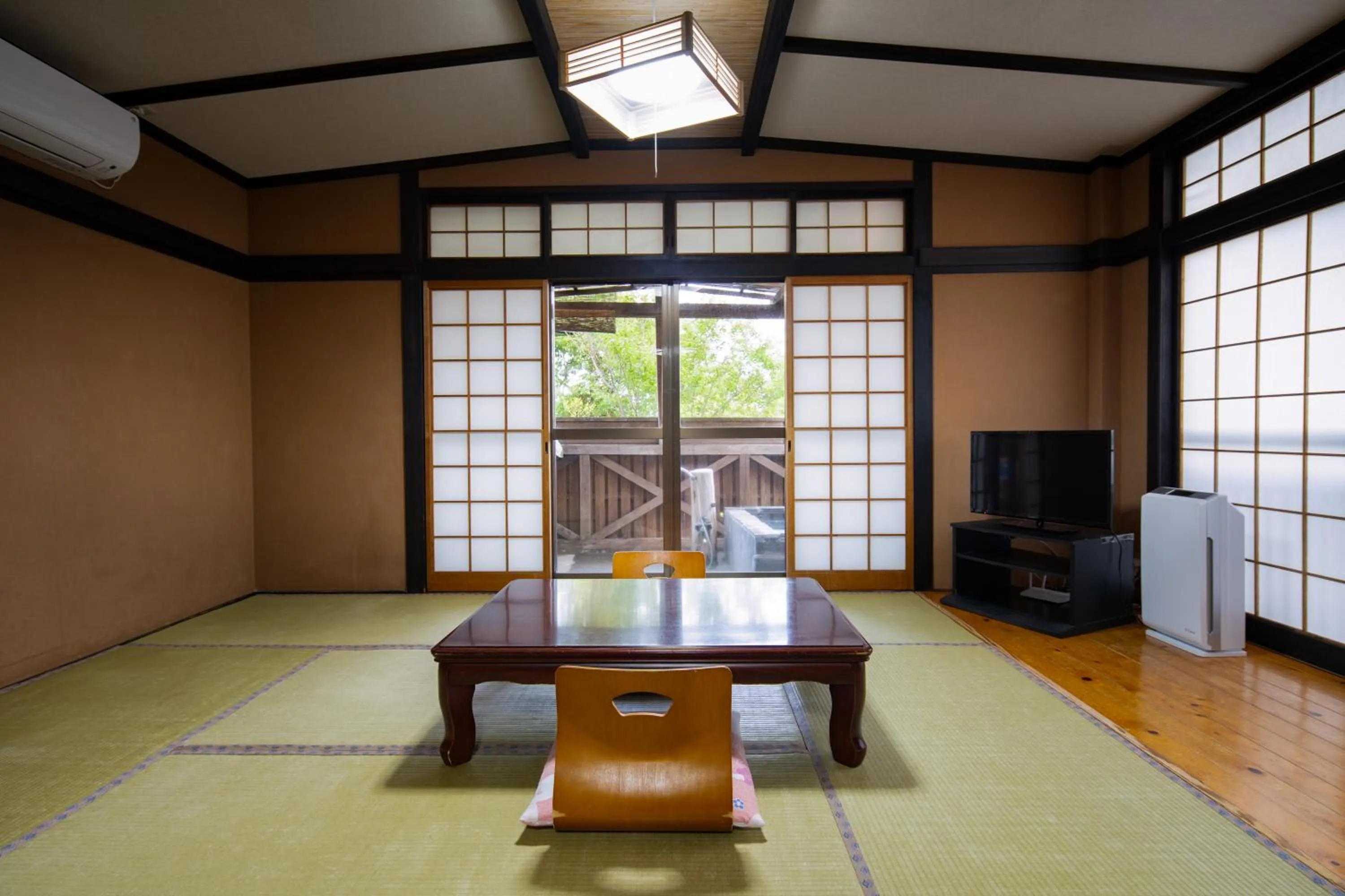 Photo of the whole room in Hozanso Beppu