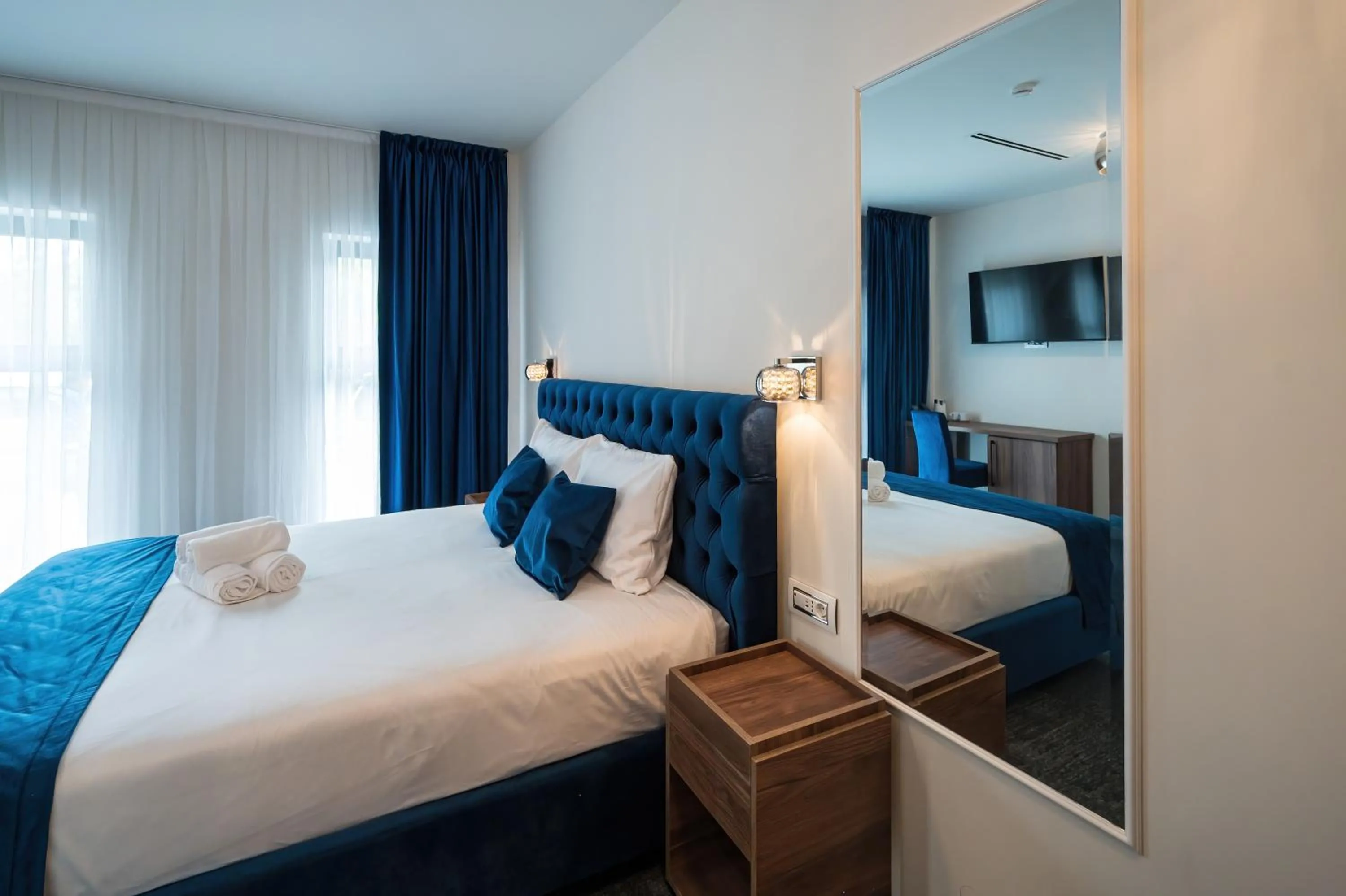 ALIVE HOTEL