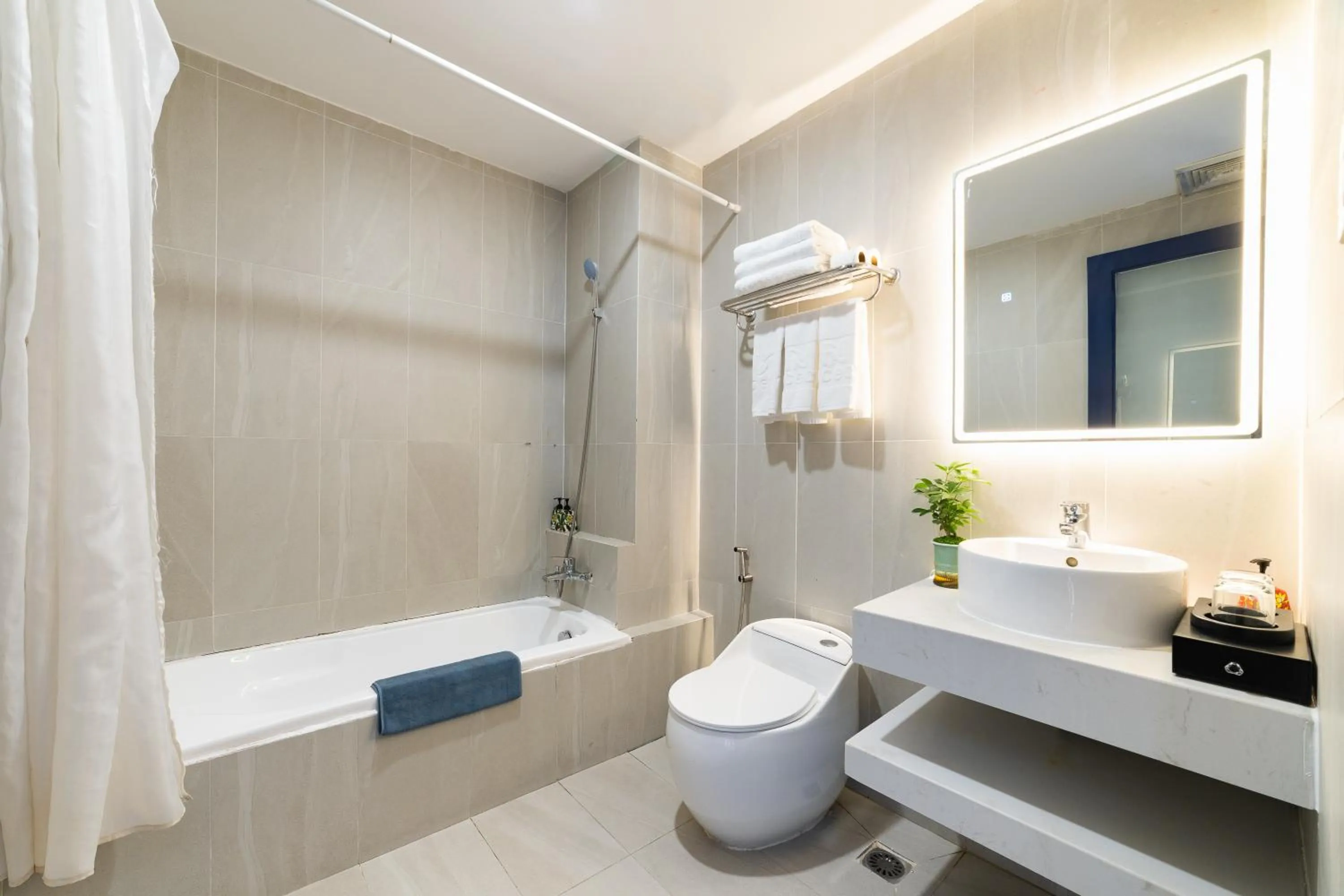 Toilet in Nicecy NganHa Hotel