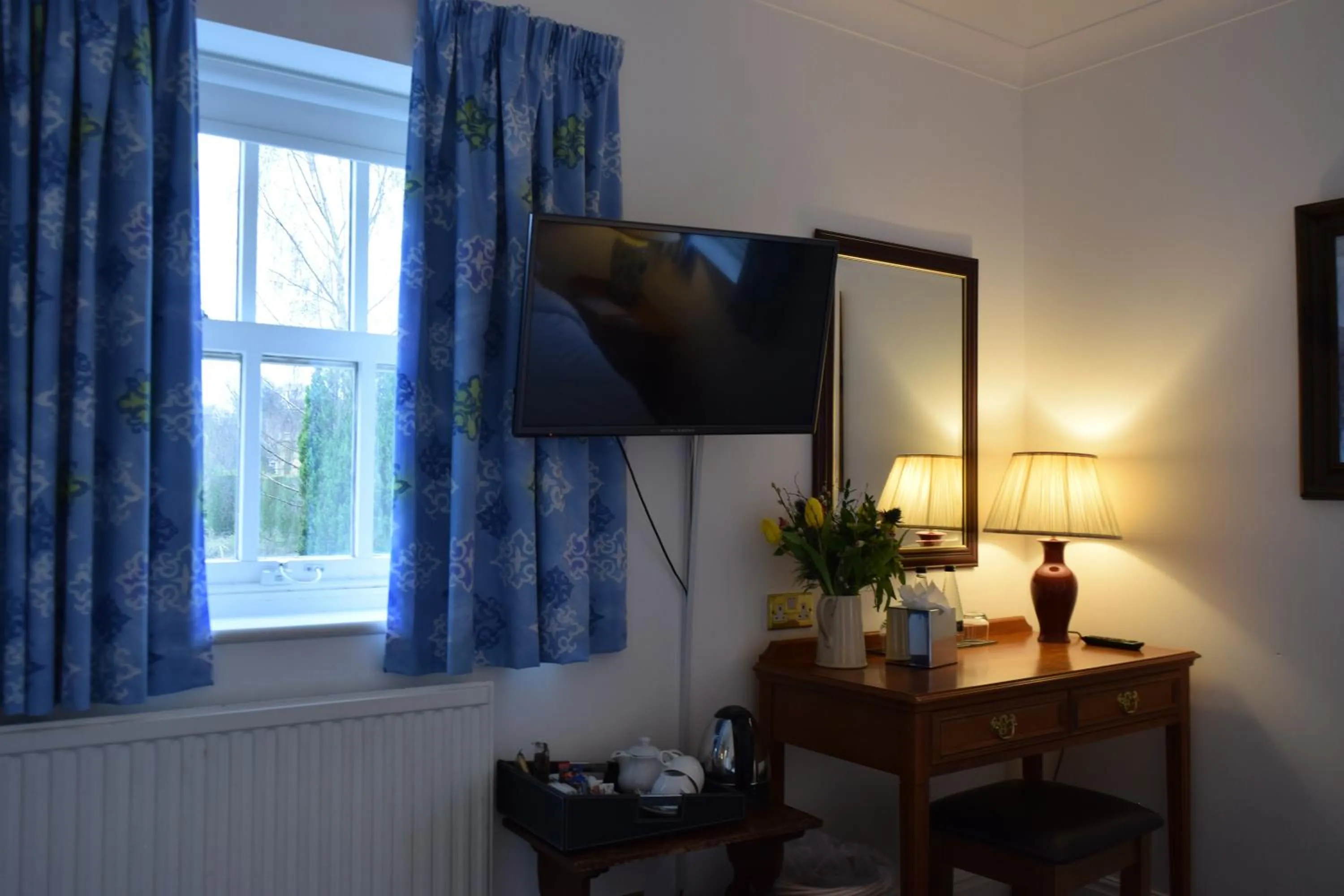 TV and multimedia in Noel Arms - "A Bespoke Hotel"