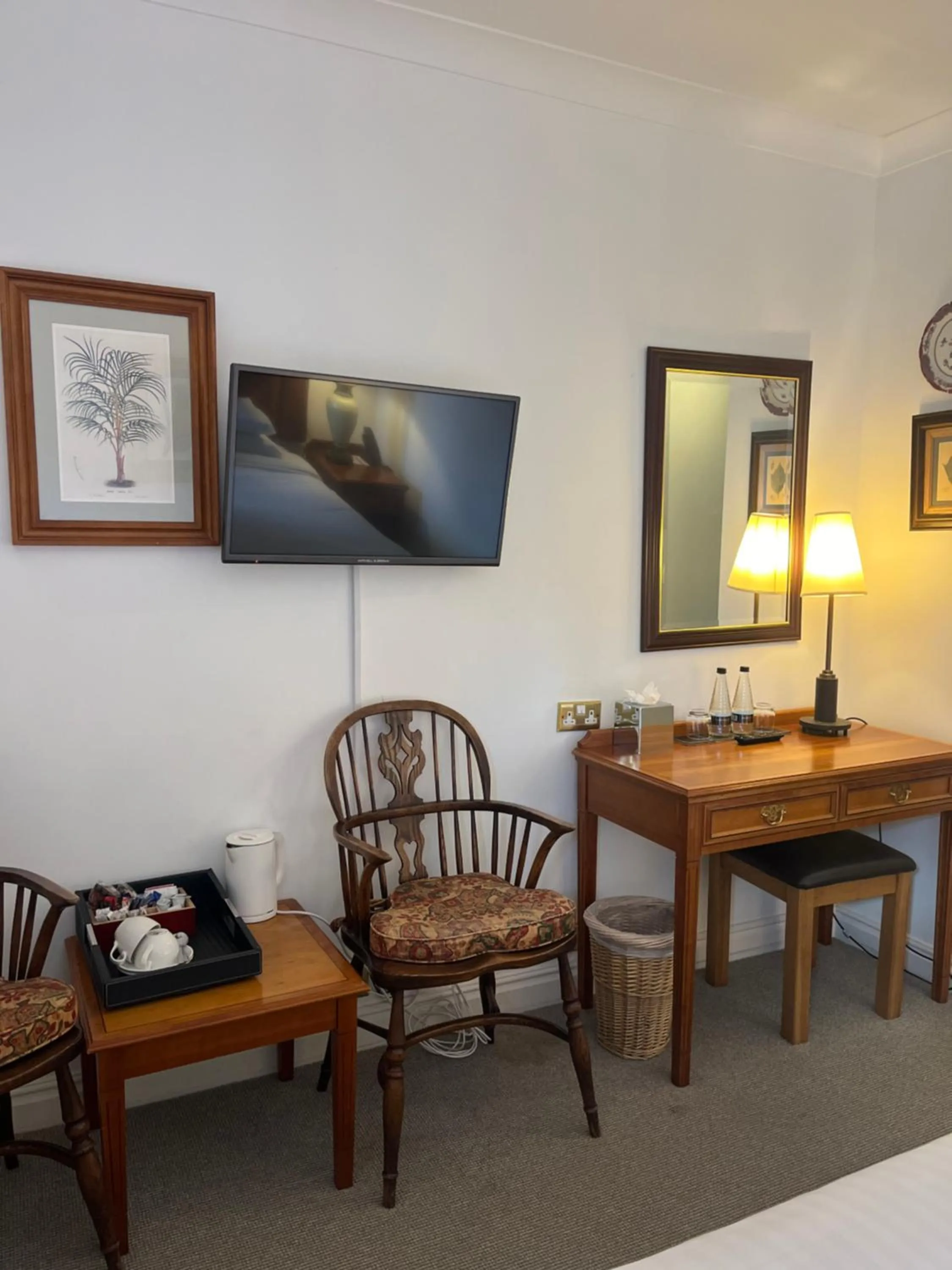 TV and multimedia in Noel Arms - "A Bespoke Hotel"