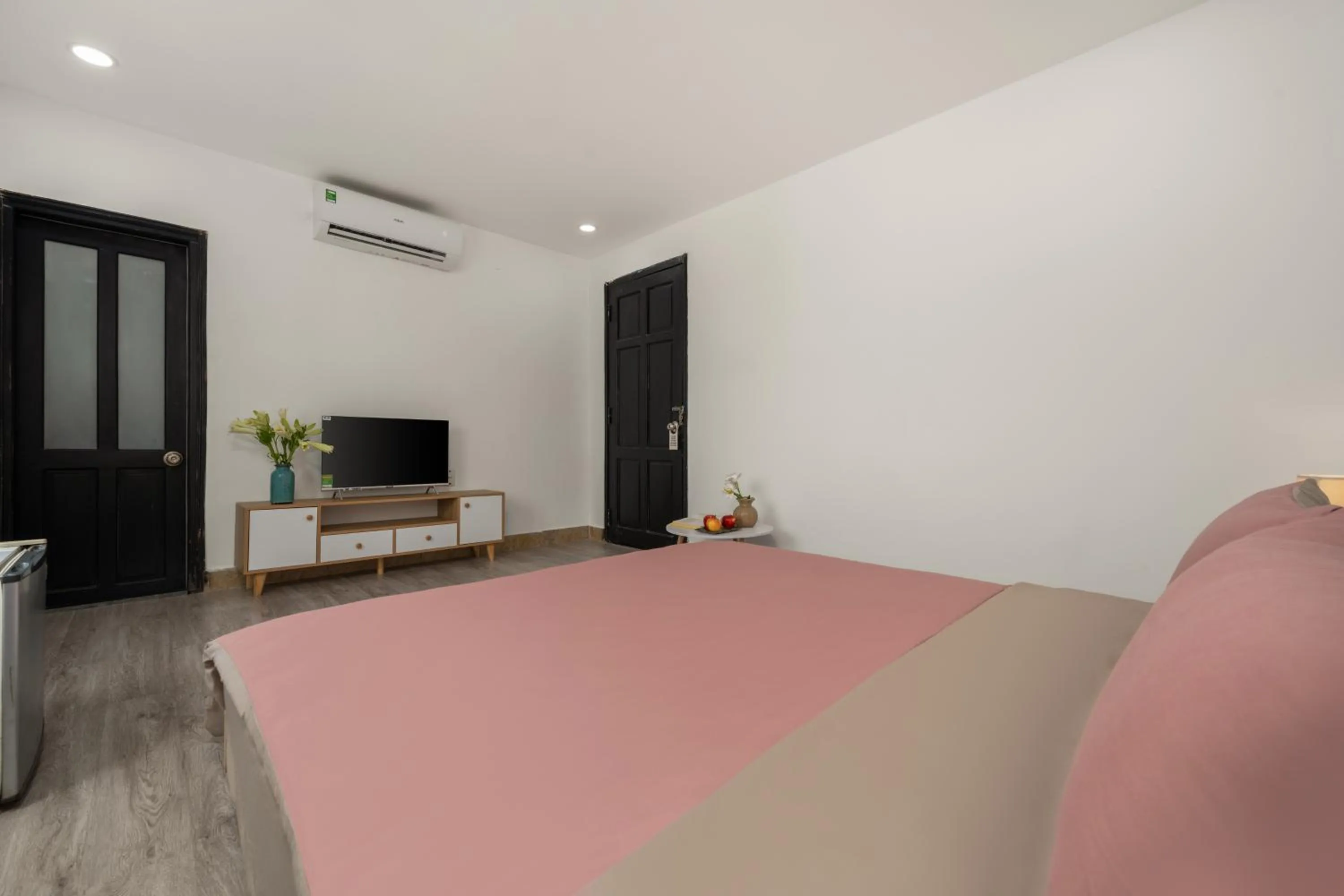 Communal lounge/ TV room, Bed in KLY Boutique Hotel Hue