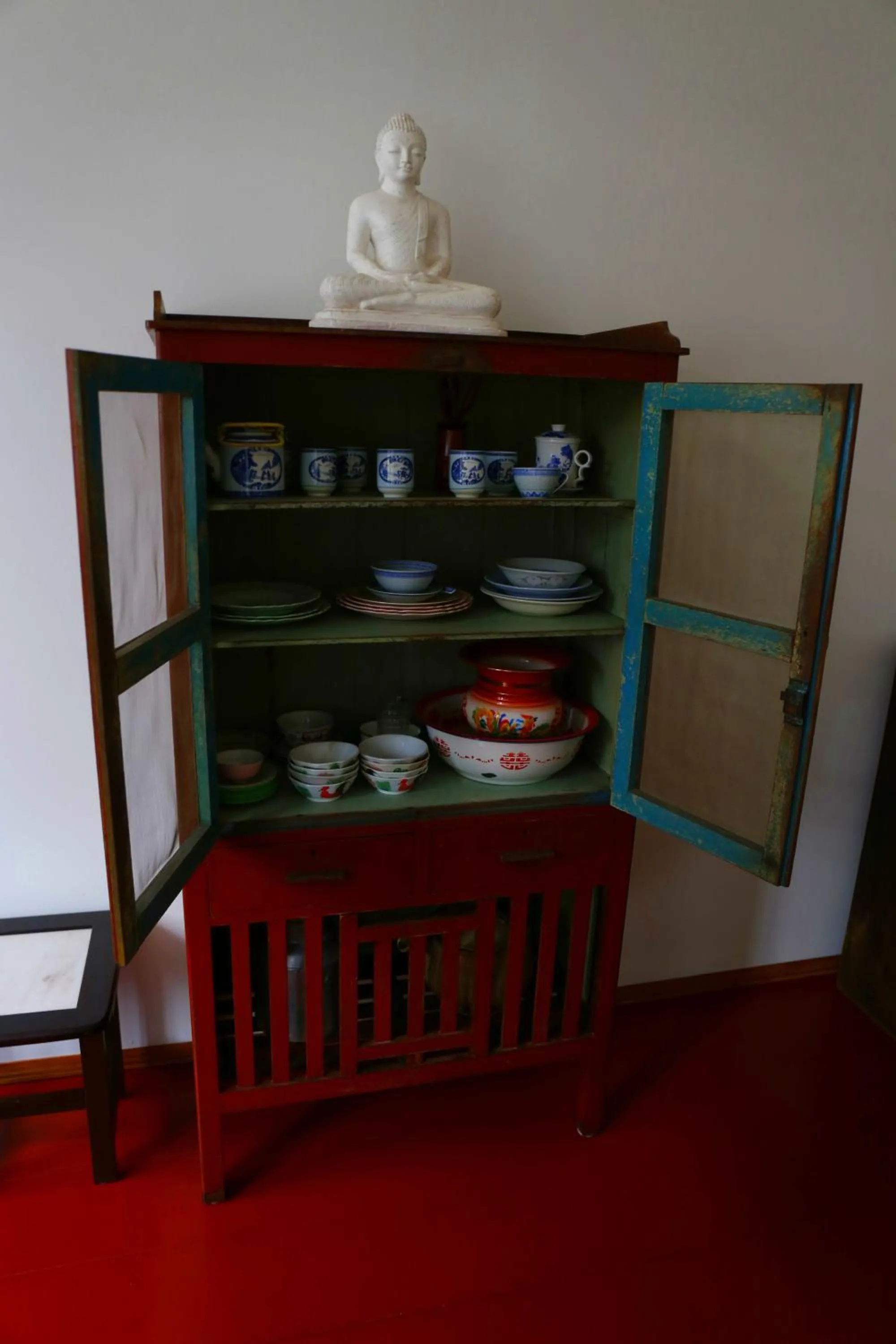 Communal lounge/ TV room in Sojourn Beds & Cafe