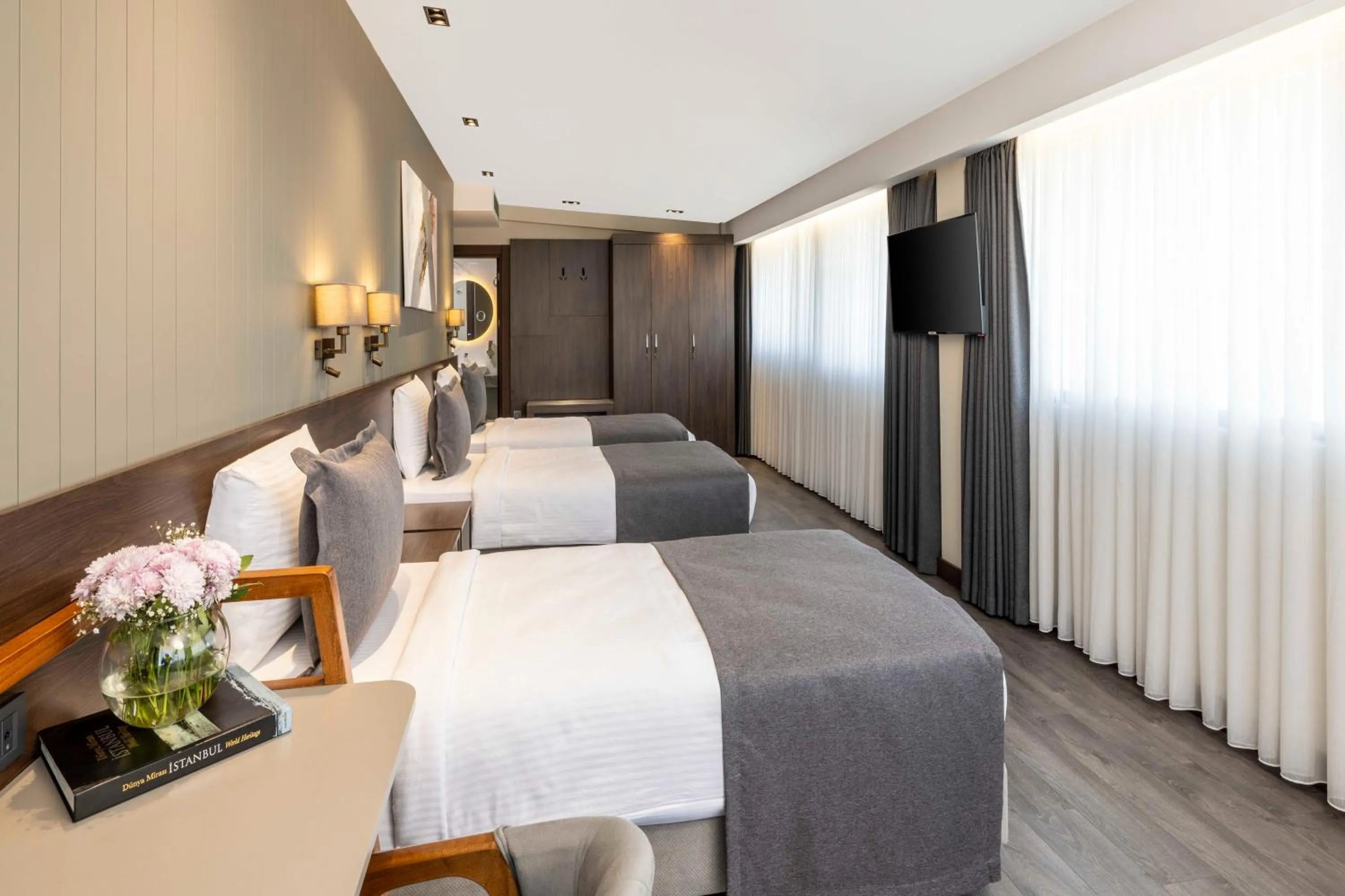 Photo of the whole room, Bed in Ezkar Bathonea Art İstanbul Hotel