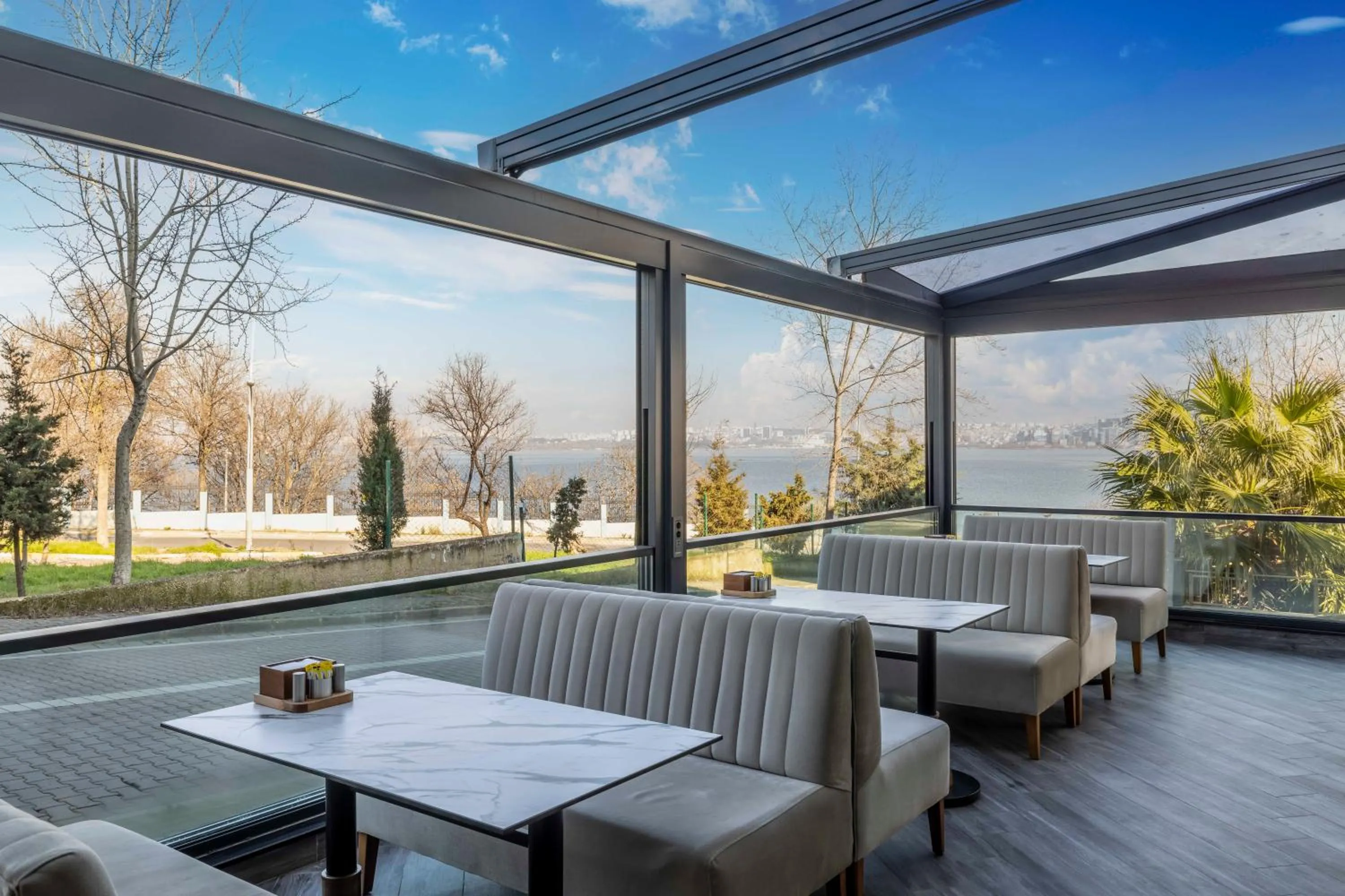 Dining area in Ezkar Bathonea Art İstanbul Hotel