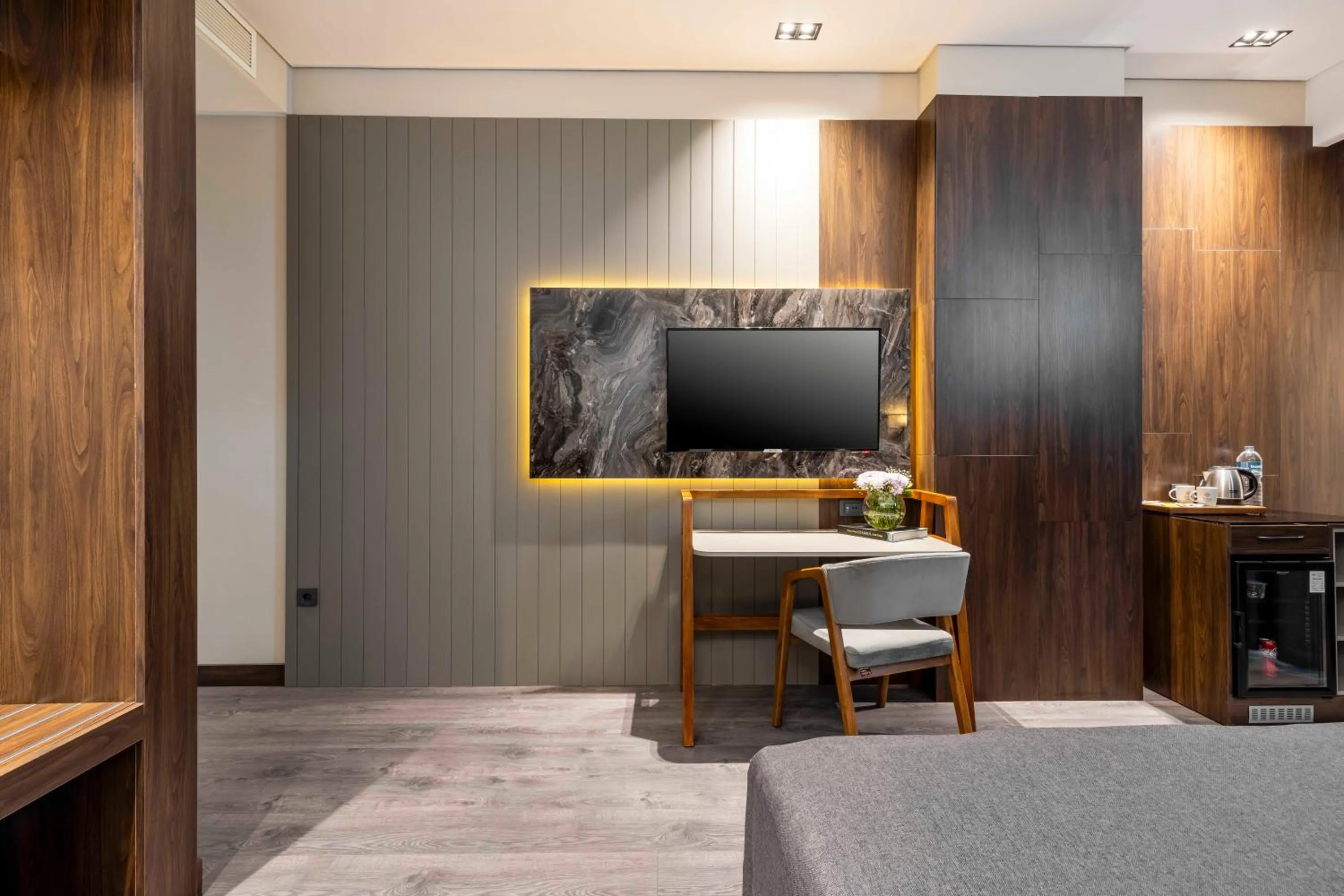 TV and multimedia in Ezkar Bathonea Art İstanbul Hotel