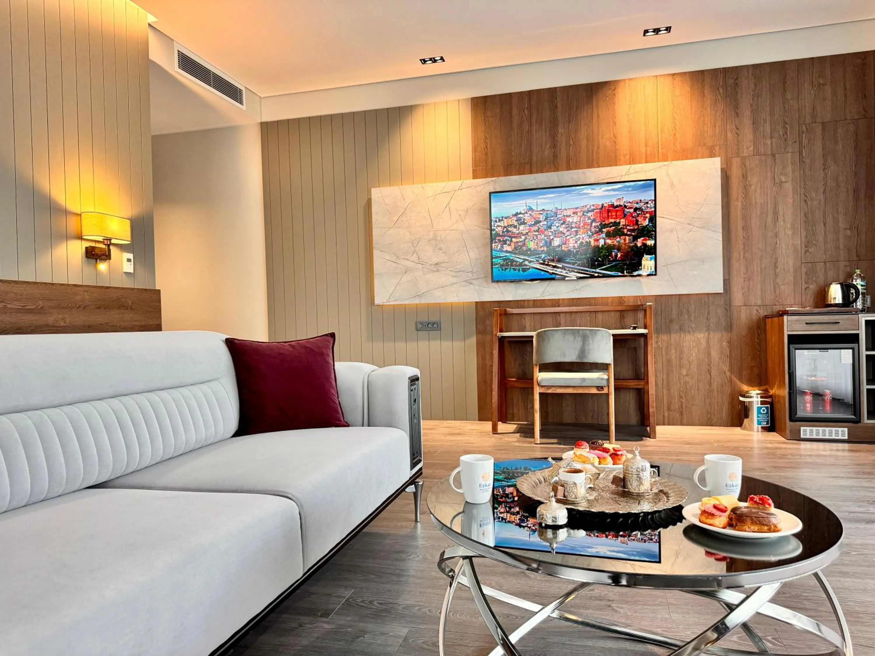 Photo of the whole room in Ezkar Bathonea Art İstanbul Hotel