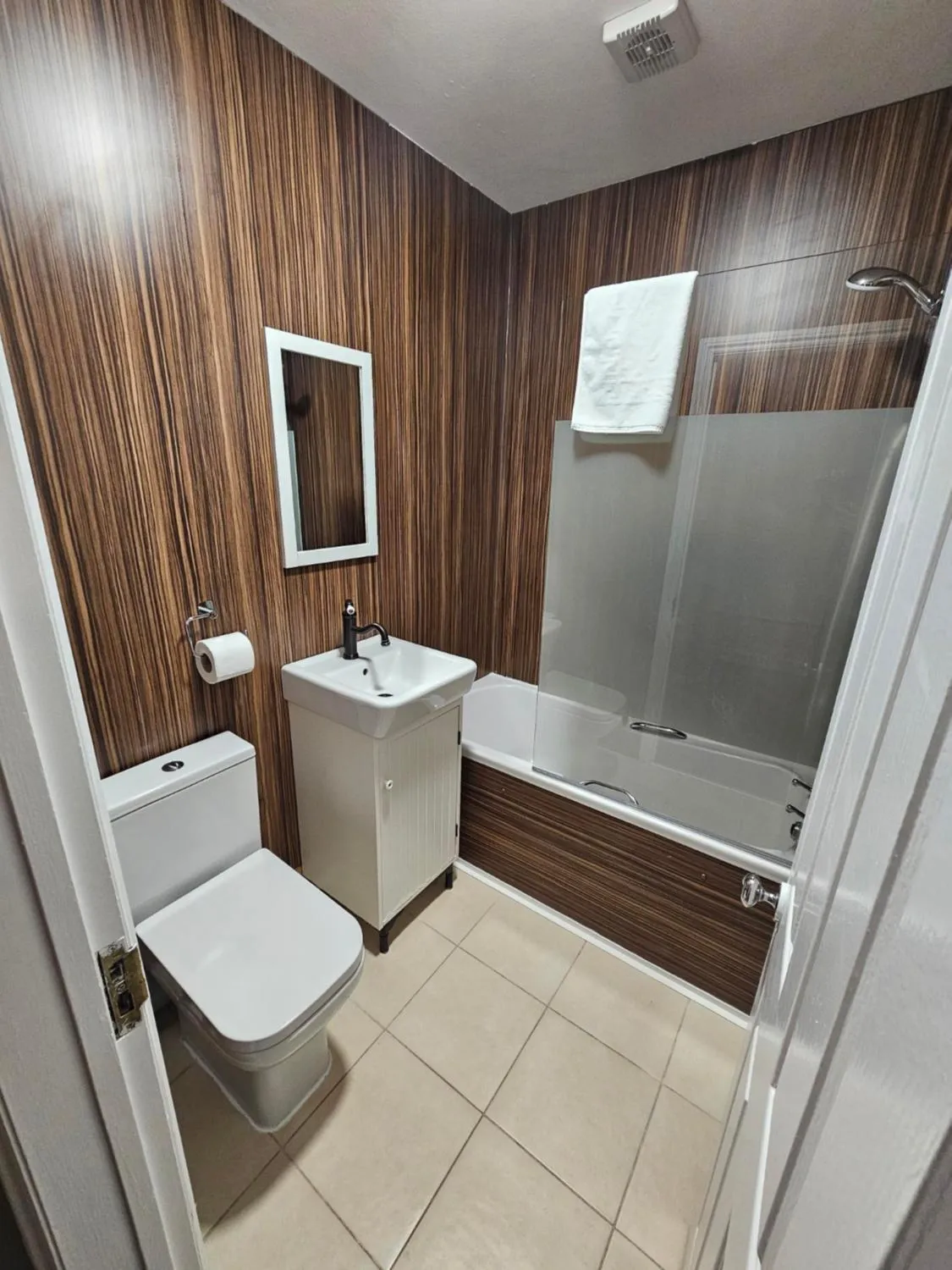 Shower in Nysdill Accommodation Ltd