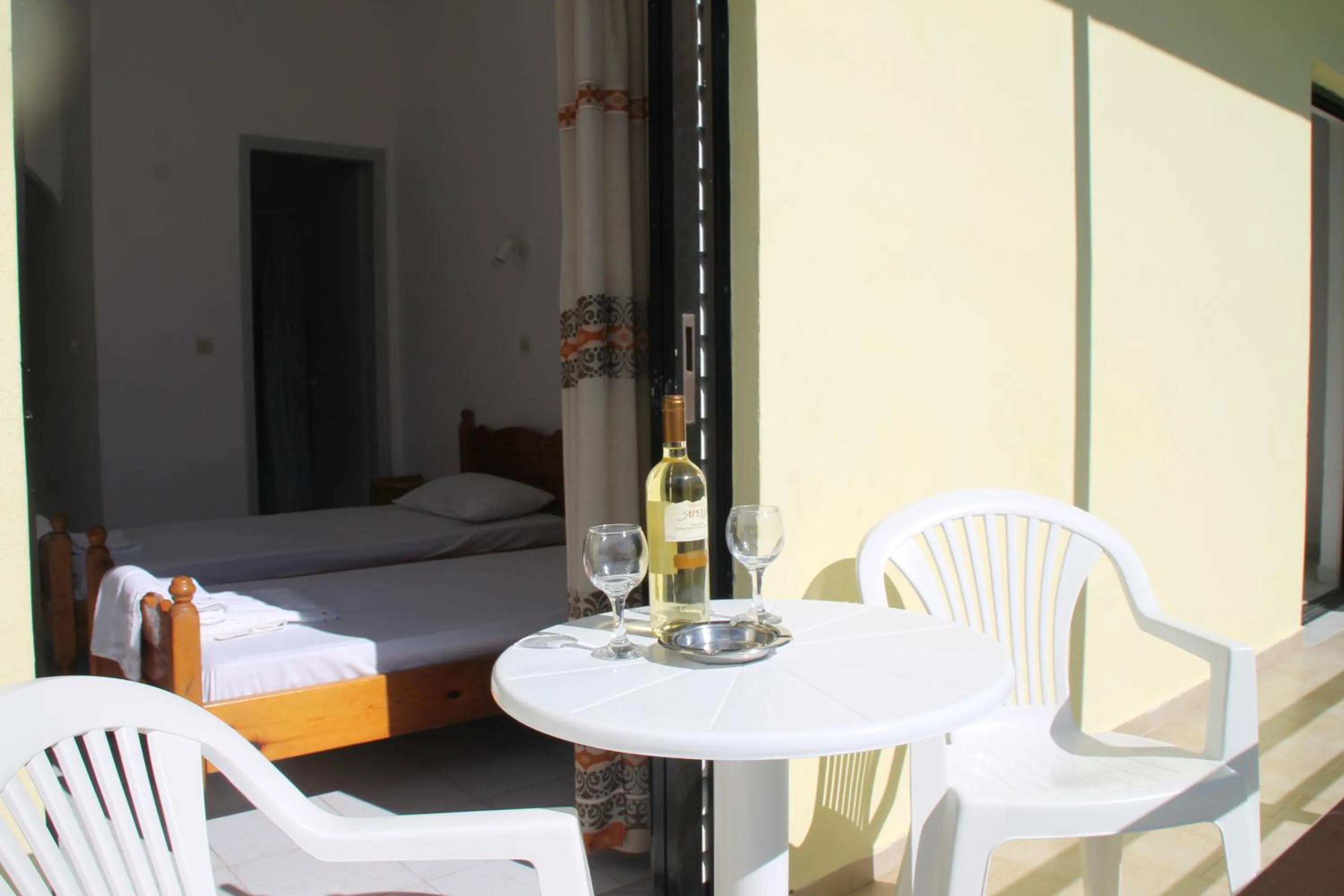 Balcony/Terrace, Bed in Kavos Central Gardens