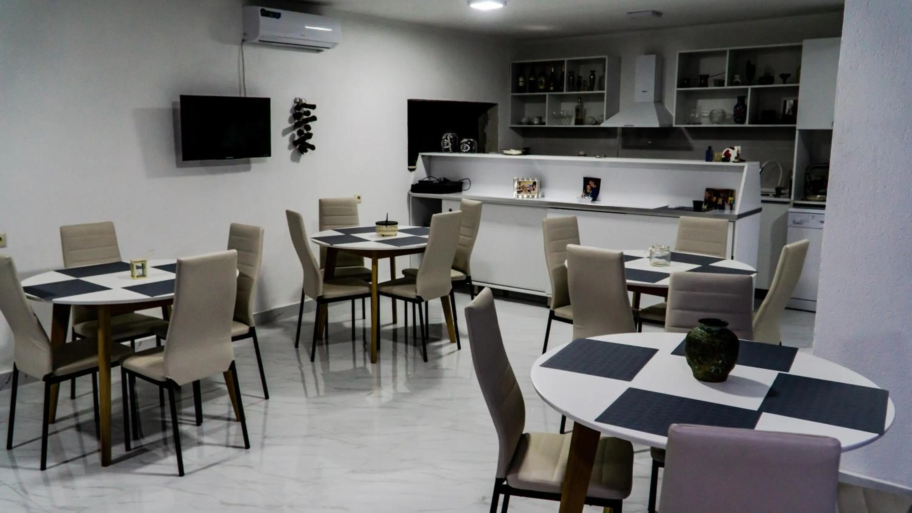 Restaurant/places to eat in New House Kobuleti