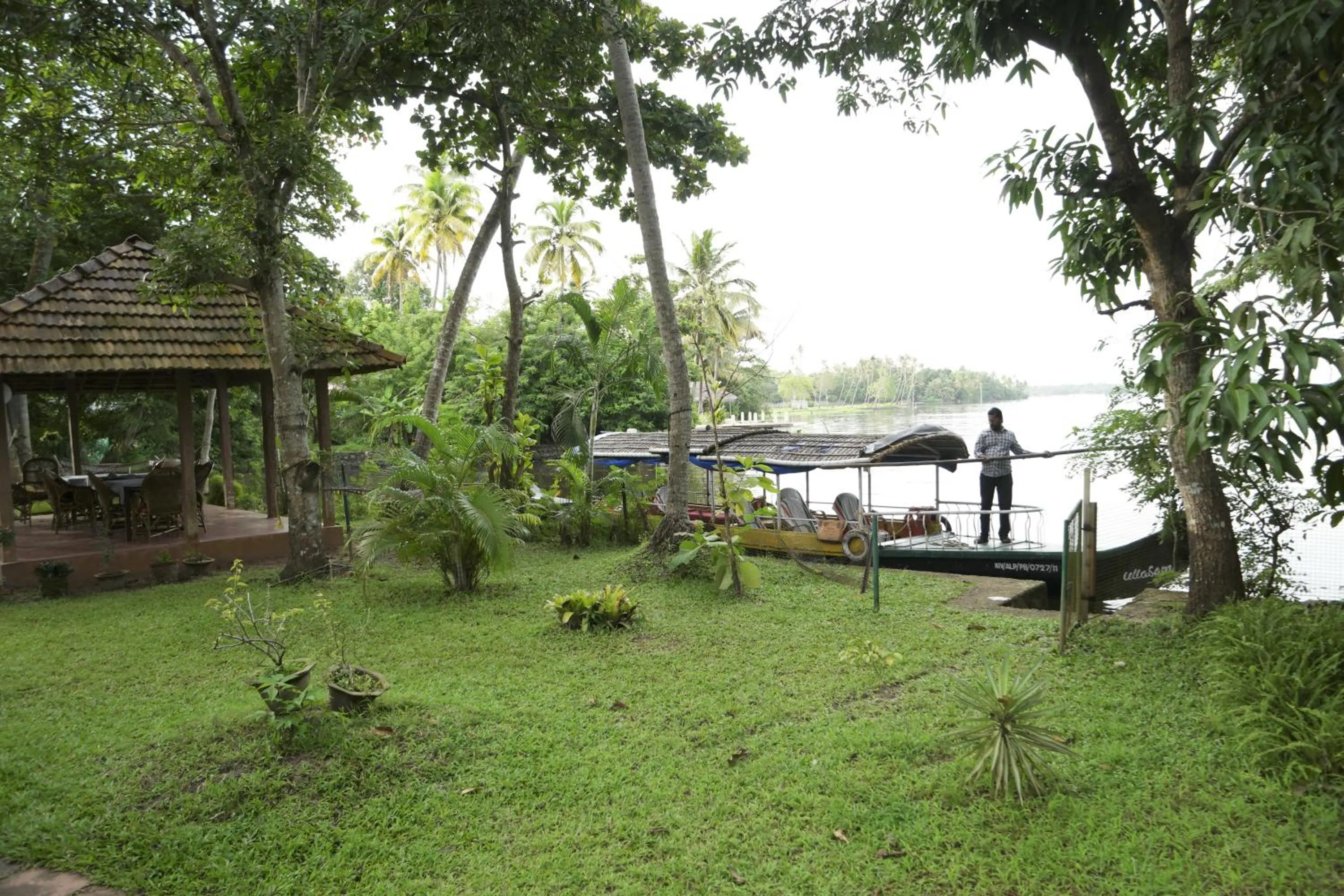 Autumn in Lovedale Lakeside Homestay