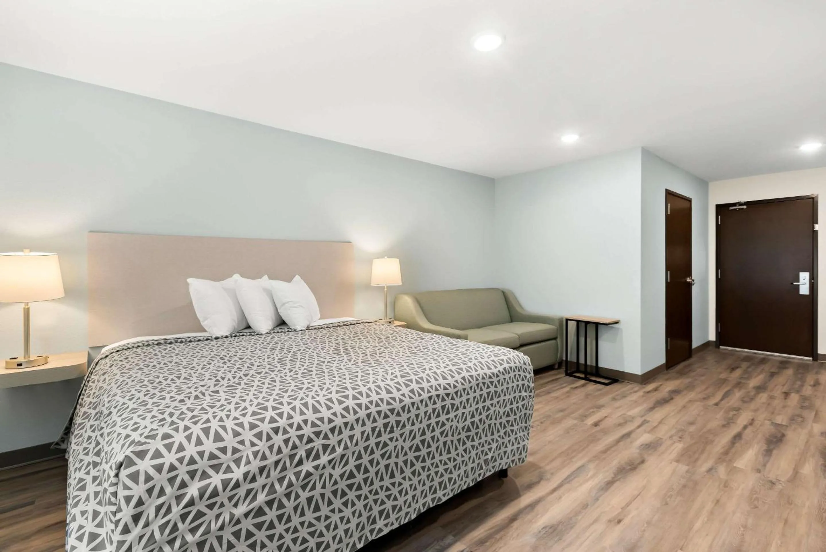 King Suite with Sofa - Non Smoking in WoodSpring Suites Savannah West Chatham Parkway