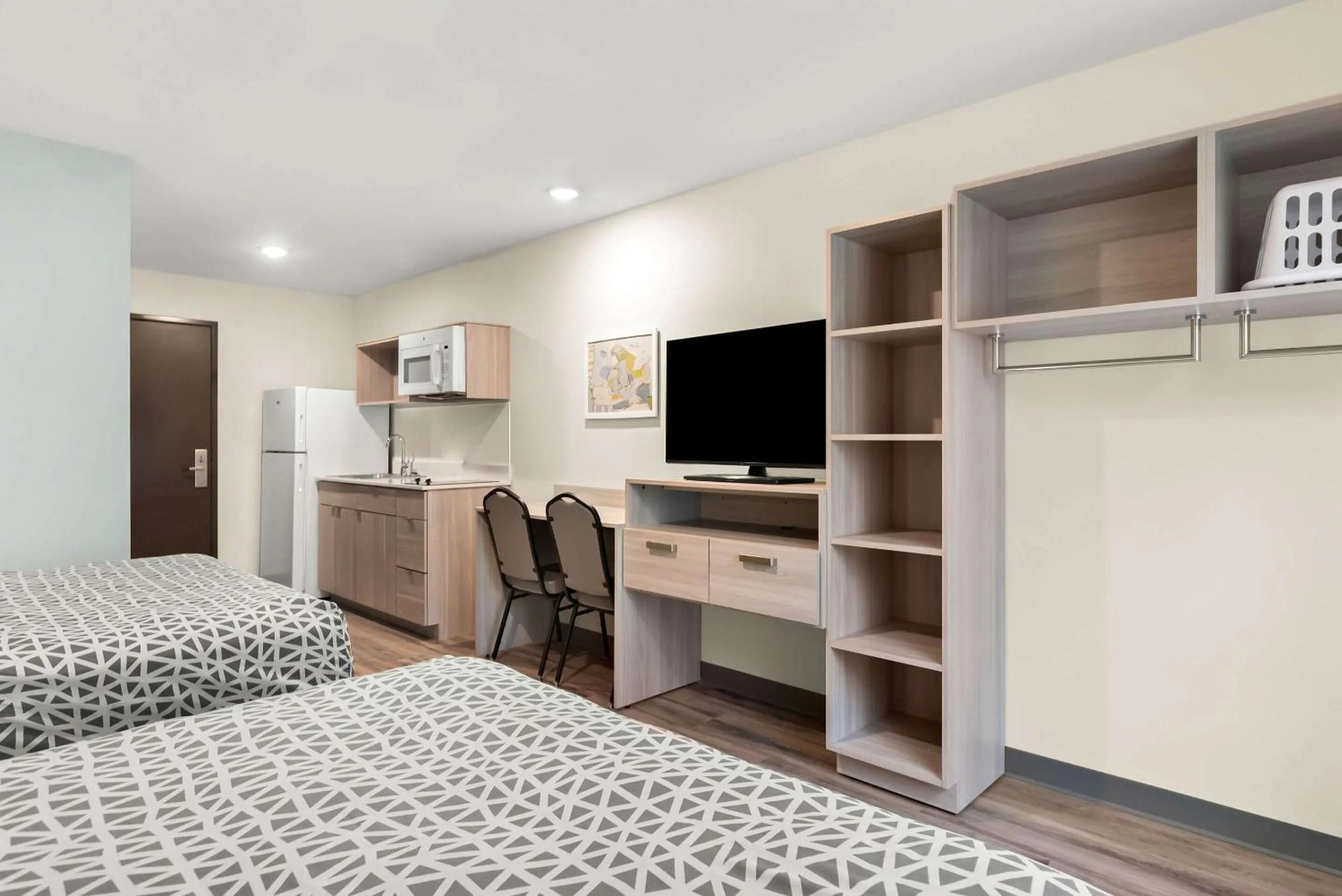 Queen Suite with Two Queen Beds and Tub - Disability Access/Non Smoking in WoodSpring Suites Savannah West Chatham Parkway
