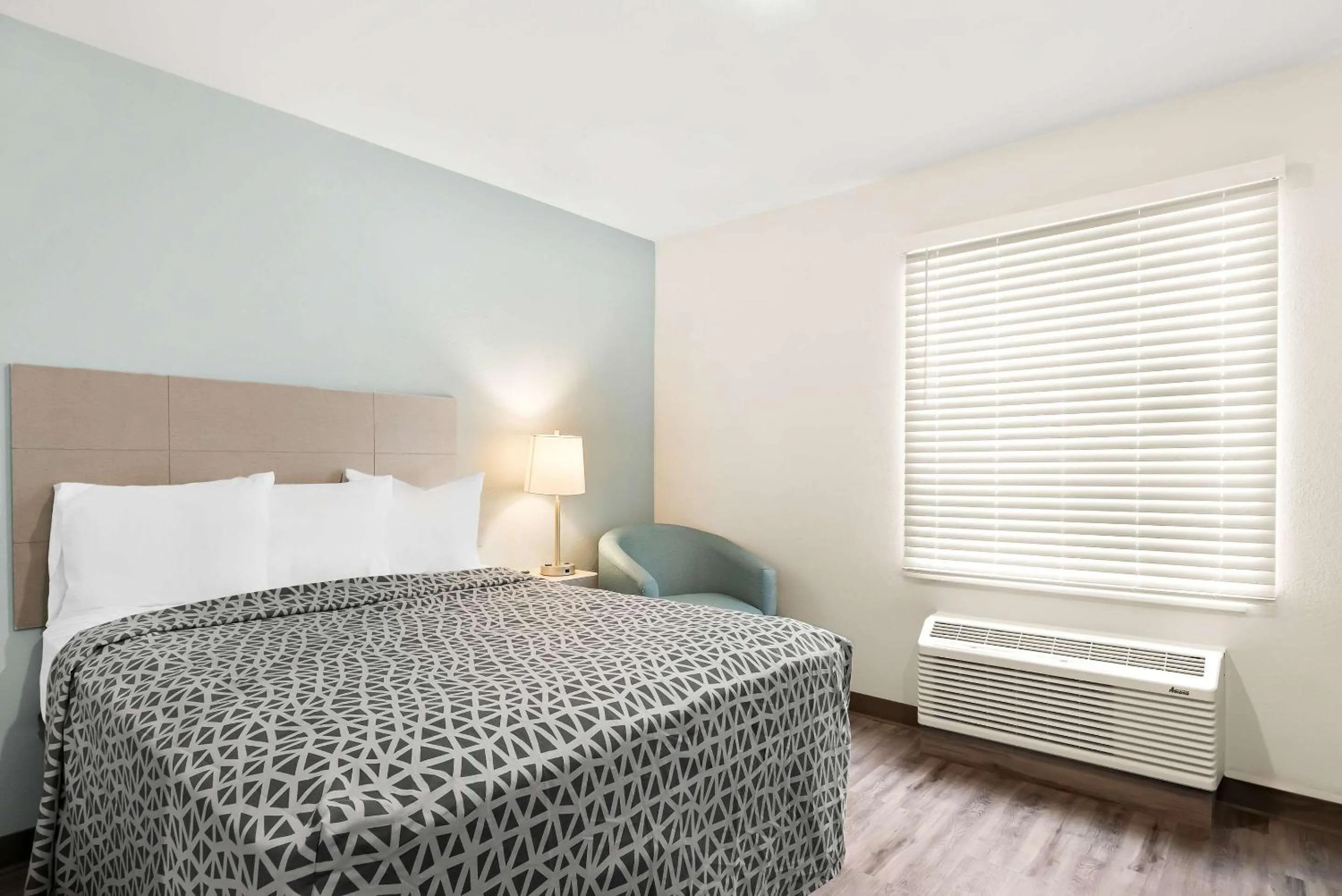 Superior Queen Efficiency Room - Non-Smoking in WoodSpring Suites Savannah West Chatham Parkway