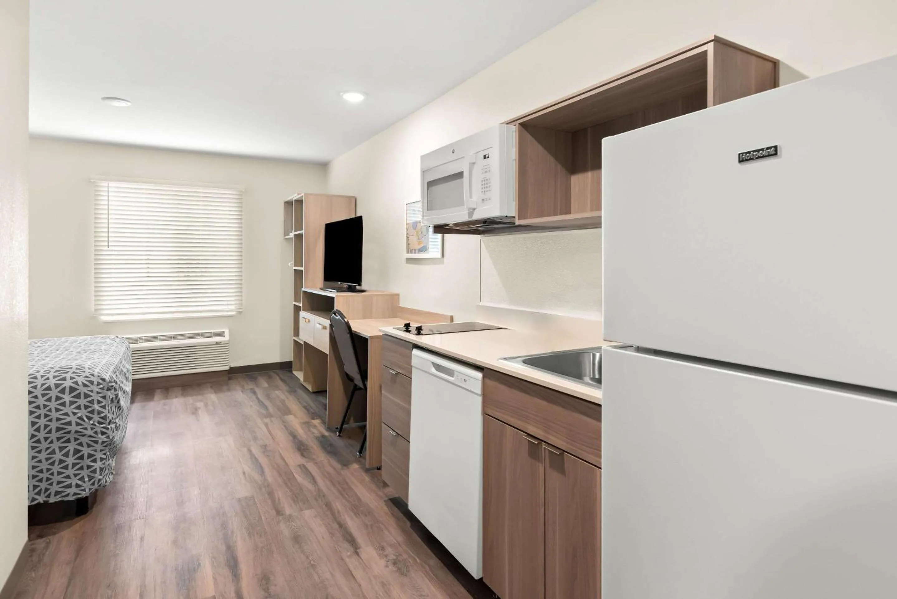 King Suite with Sofa - Non Smoking in WoodSpring Suites Savannah West Chatham Parkway