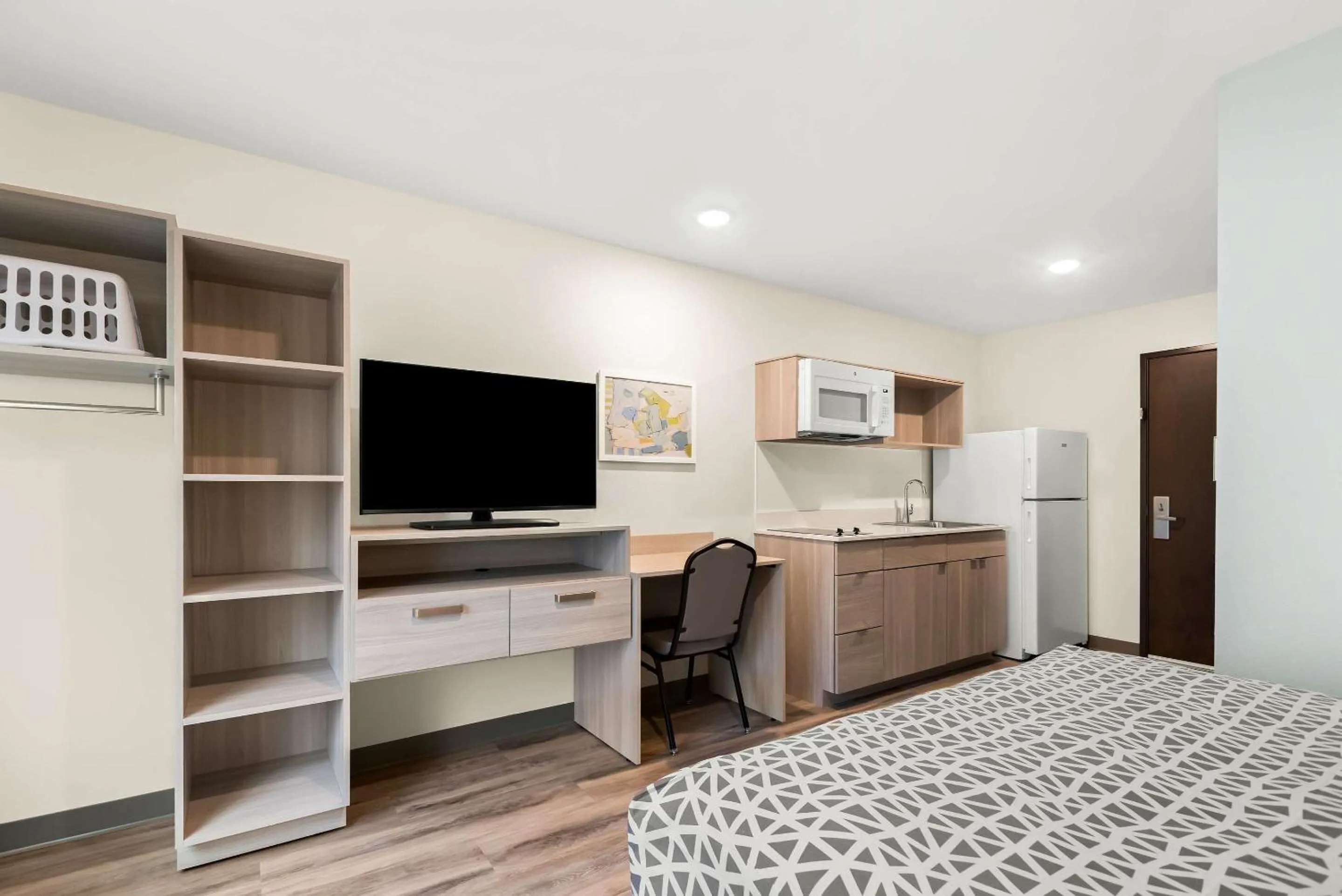 Queen Suite - Disability Access/Non Smoking in WoodSpring Suites Savannah West Chatham Parkway