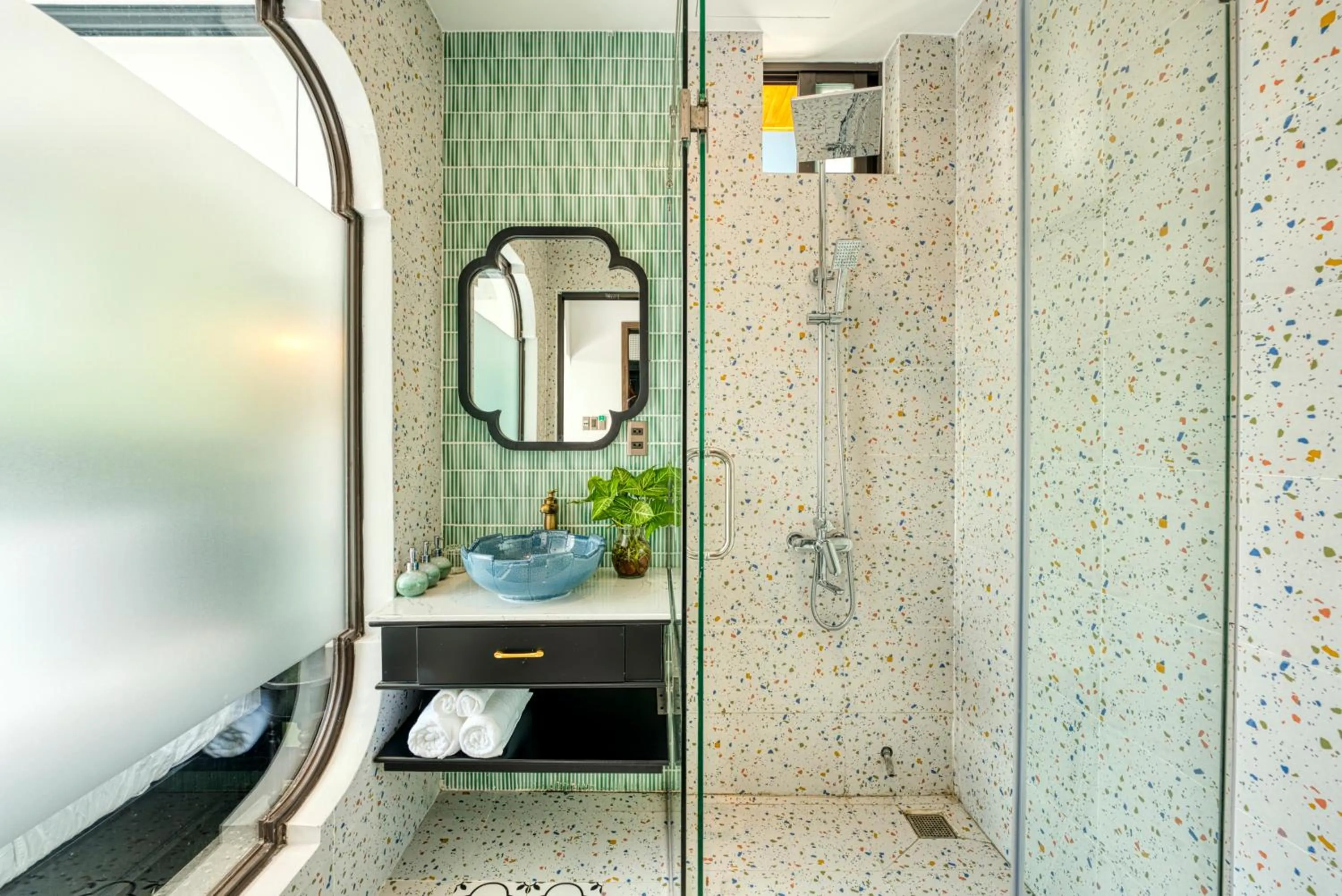 Shower in Rokas Hoi An Boutique Hotel